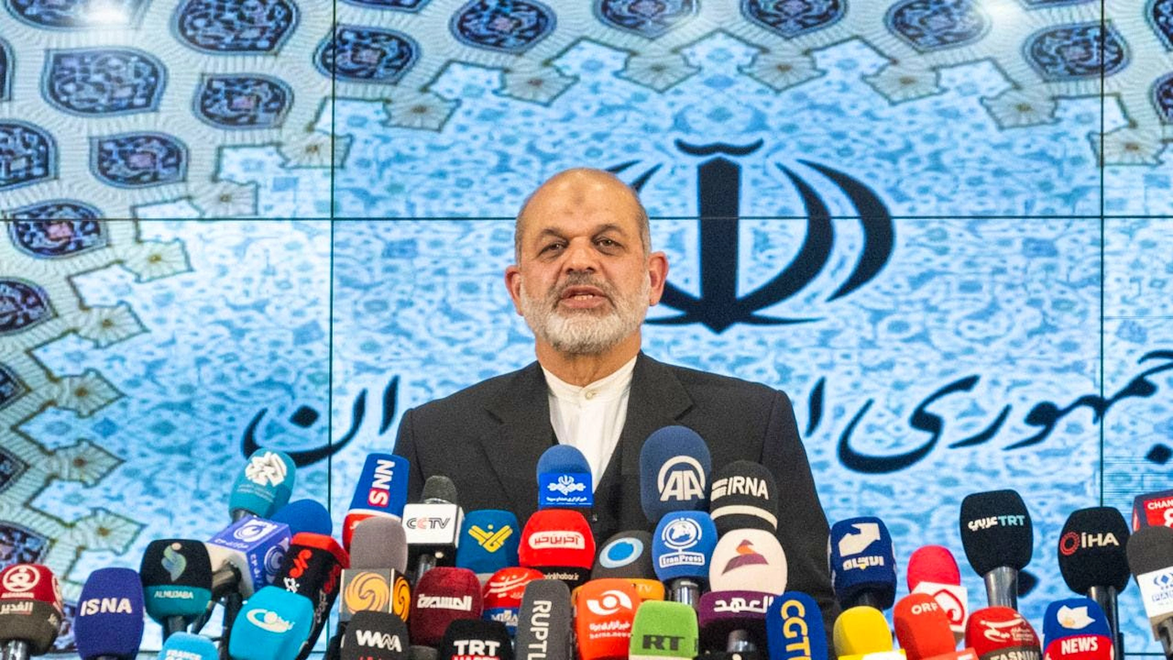 ARCHIV - Der iranische Innenminister Ahmad Wahidi spricht bei einer Pressekonferenz zu der Parlamentswahl im Iran. Rund 30 Jahre nach einem tödlichen Anschlag auf ein jüdisches Gemeindezentrum in Buenos Aires fordert die argentinische Regierung die Festnahme von Wahidi als mutmaßlichen Drahtzieher. Foto: Arne Immanuel Bänsch/dpa