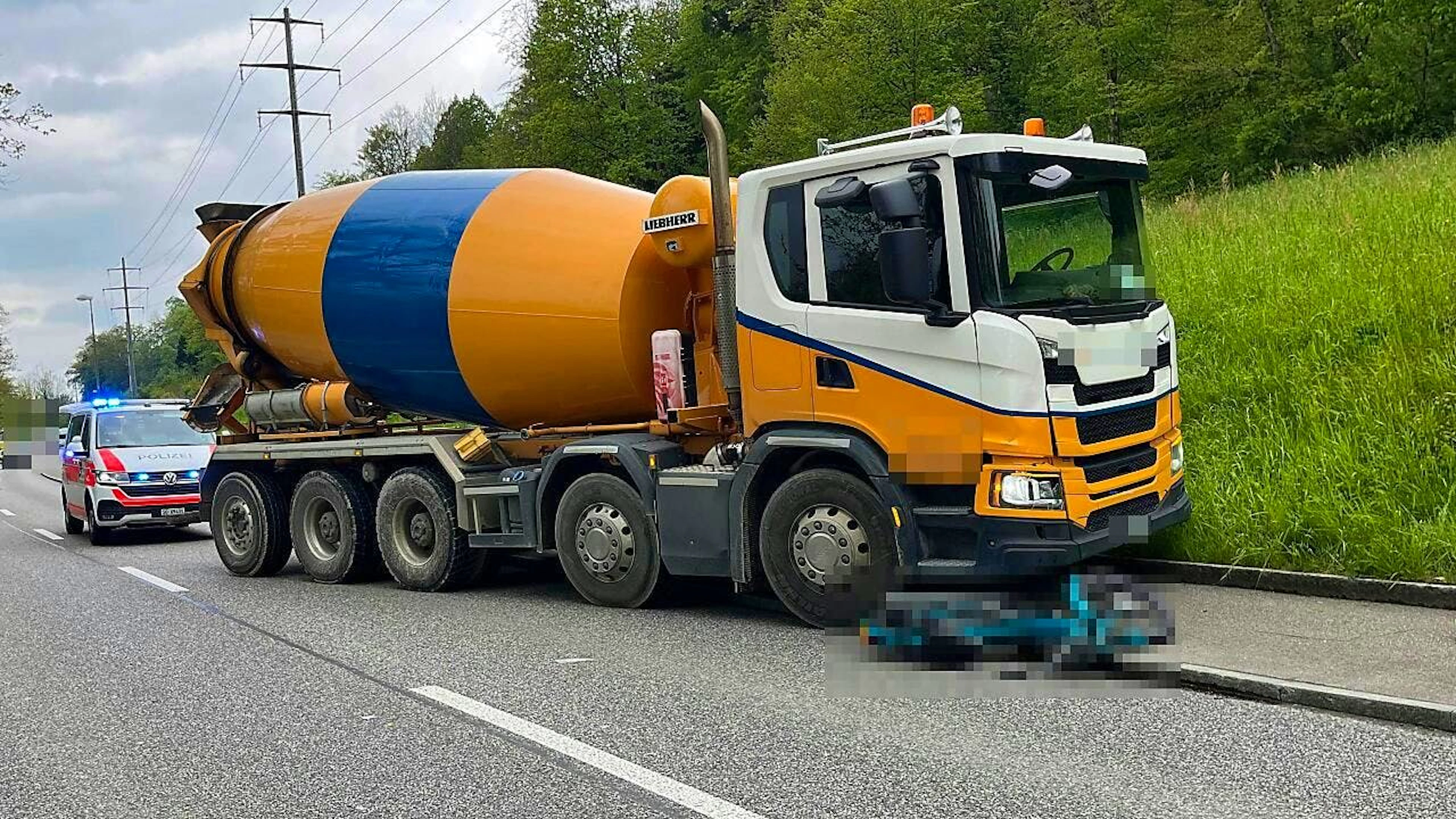 Der 14-jährige Mofalenker erlitt bei der Kollision mit dem Lastwagen in Olten SO schwere Verletzungen. Der Unfallhergang ist noch unklar.