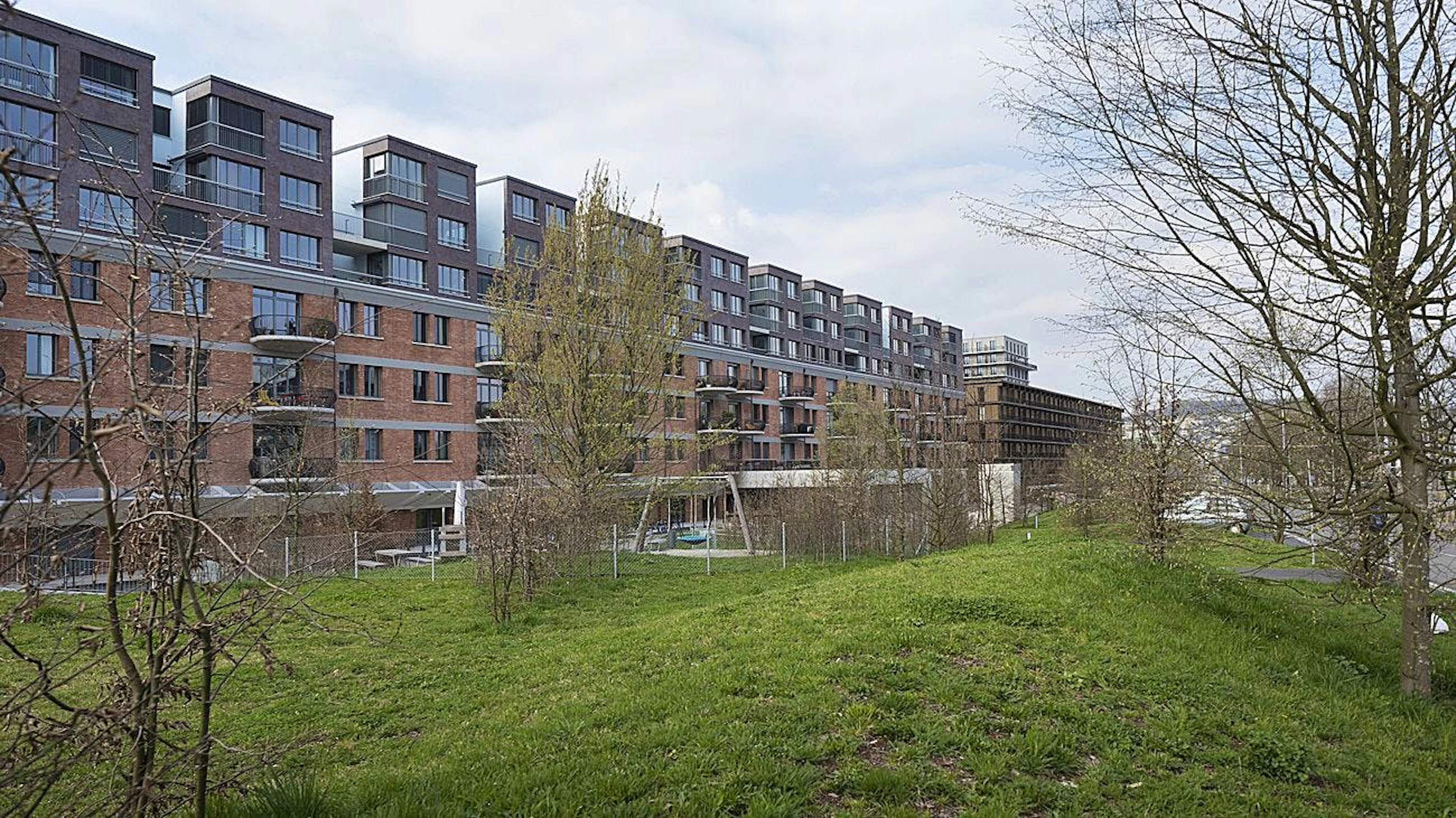 Even in Minergie buildings, heat can build up; in such cases, structural measures or an air conditioning system can help.