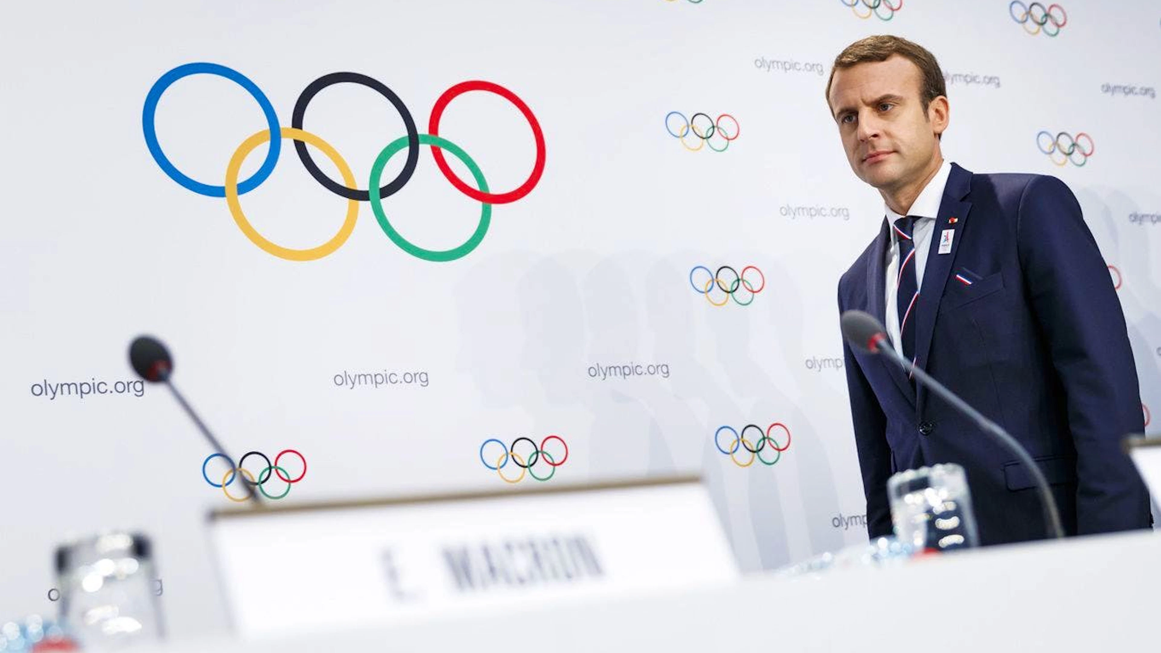 Il francese Emmanuel Macron al momento in cui, nel 2017, sono stati presentati i Giochi Olimpici 2024.