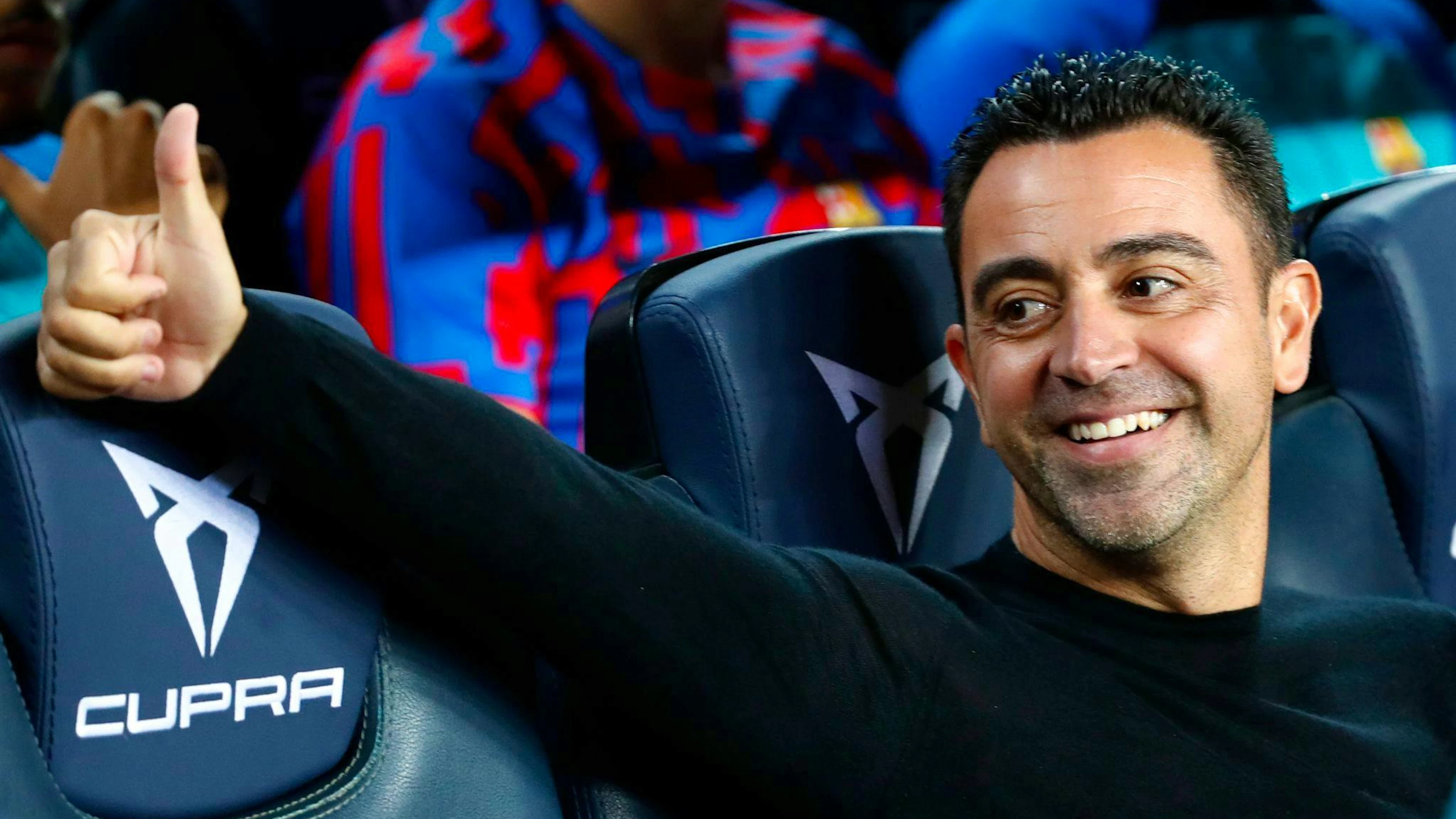 Xavi einigt sich mit der Barça-Klubführung, dass er doch Cheftrainer bleibt.