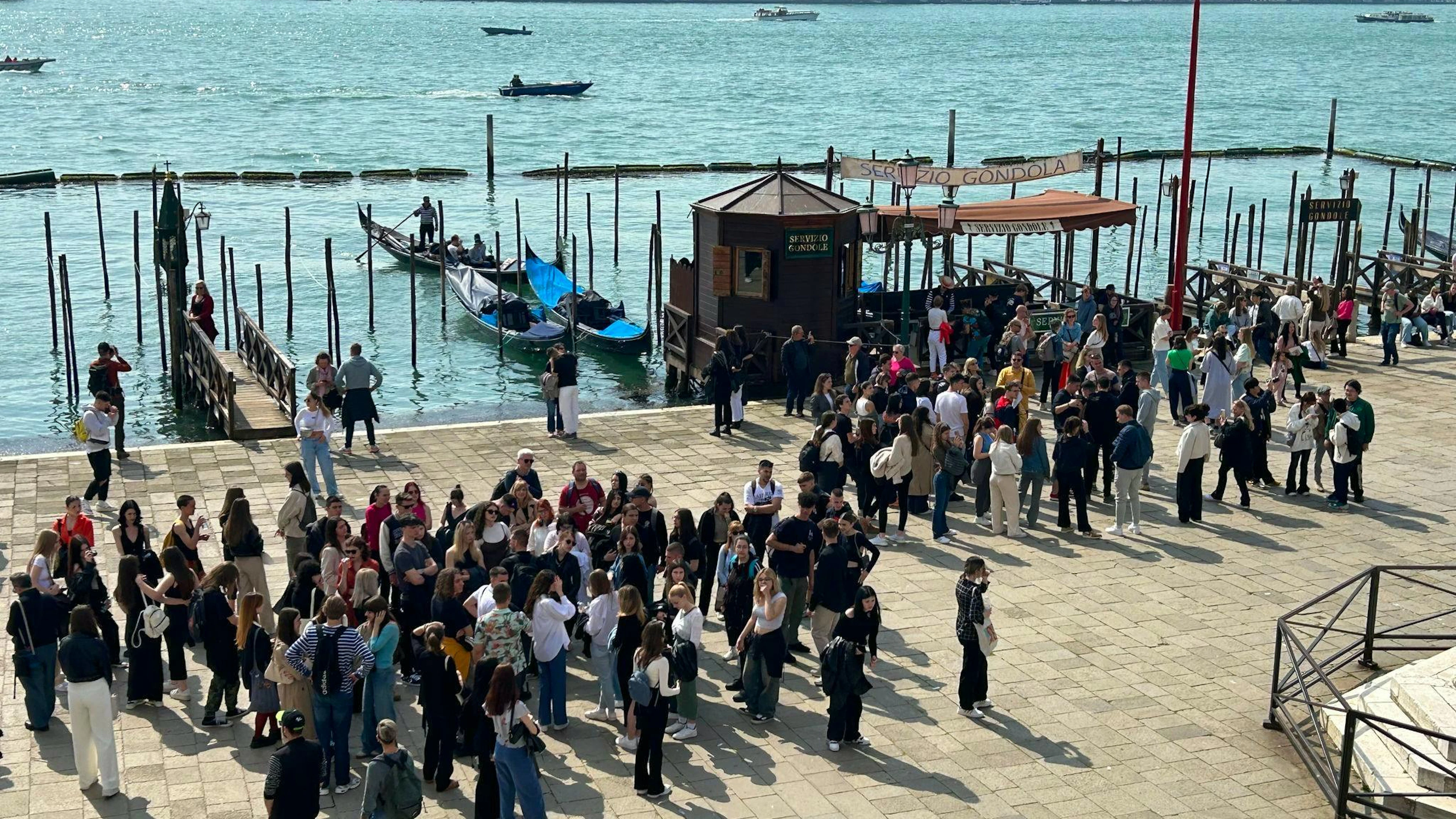 Eine Gruppe von Touristen vor dem Dogenpalast im Zentrum von Venedig.