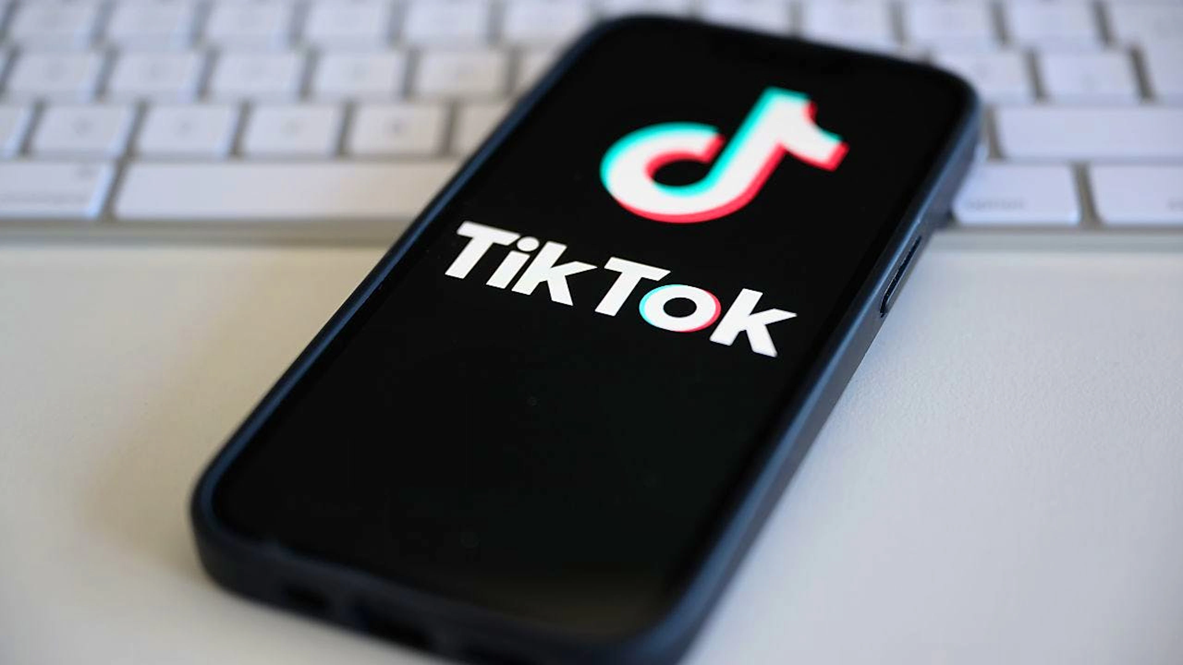 SYMBOLBILD - Auf einem Smartphone wird das Logo der Kurzvideo-Plattform TikTok angezeigt. Foto: Robert Michael/dpa