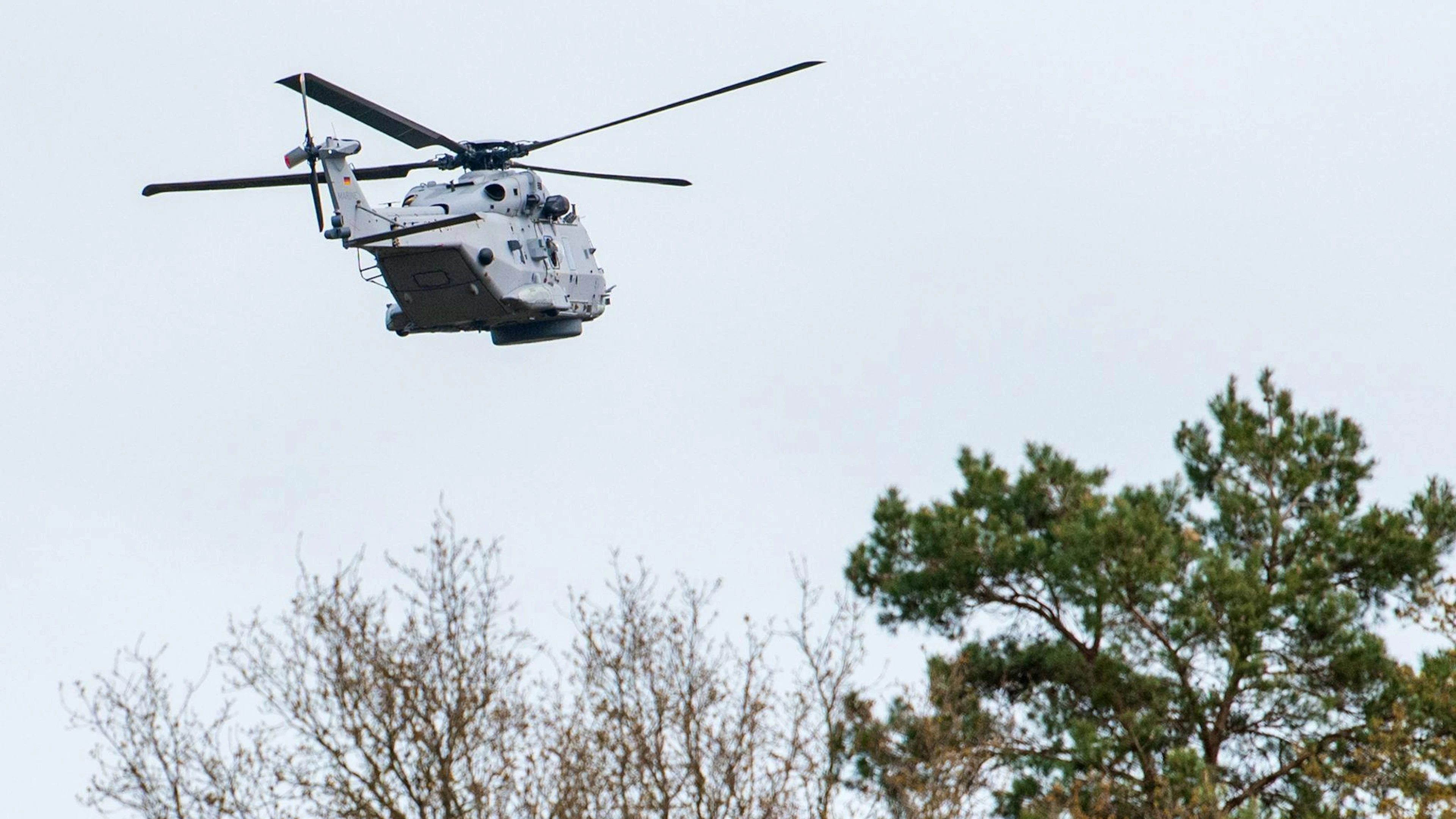 Ein Hubschrauber der Bundeswehr hilft bei der Suche nach dem vermissten Jungen.