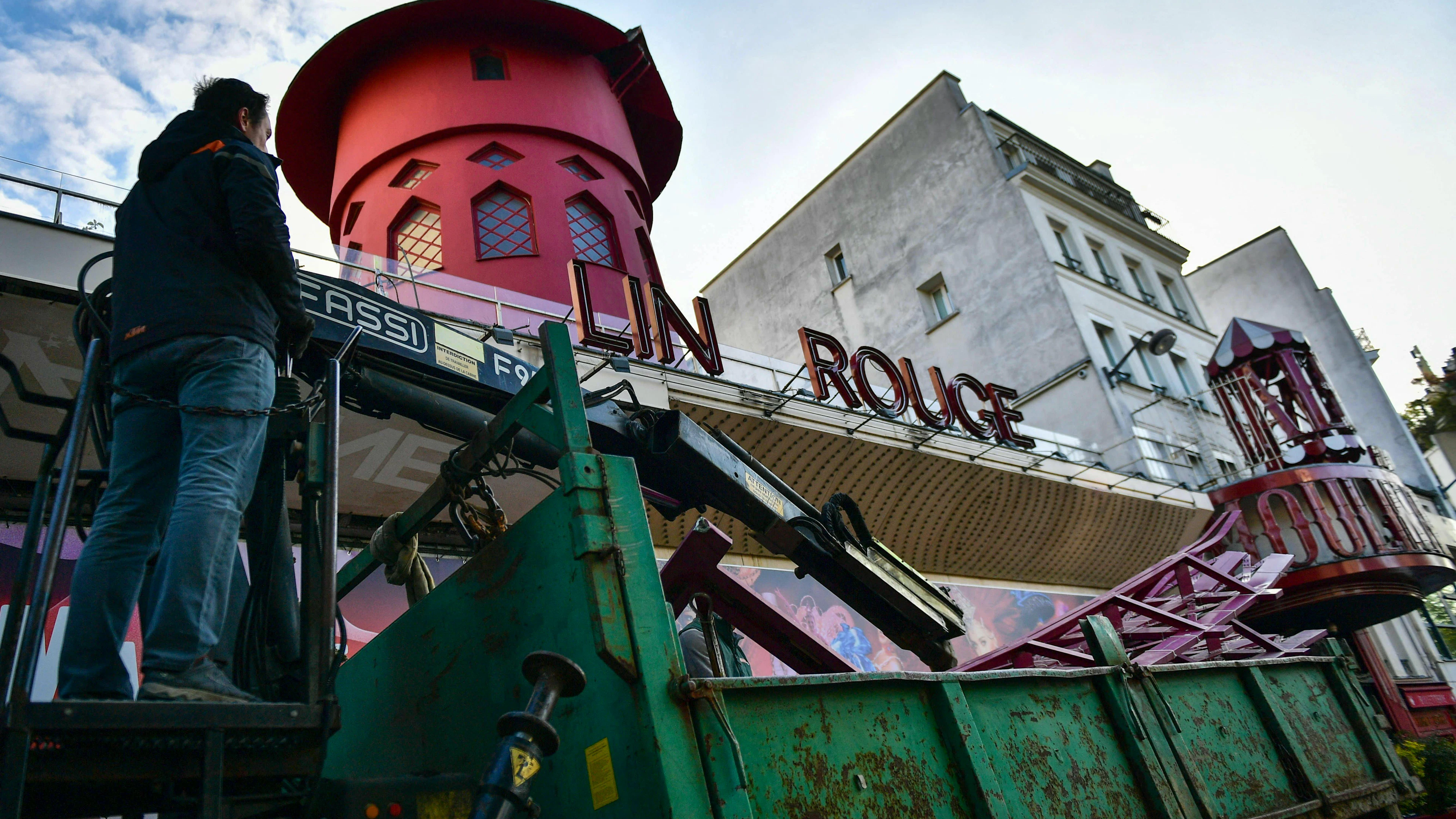 Sono cadute le celebri pale del Moulin Rouge.