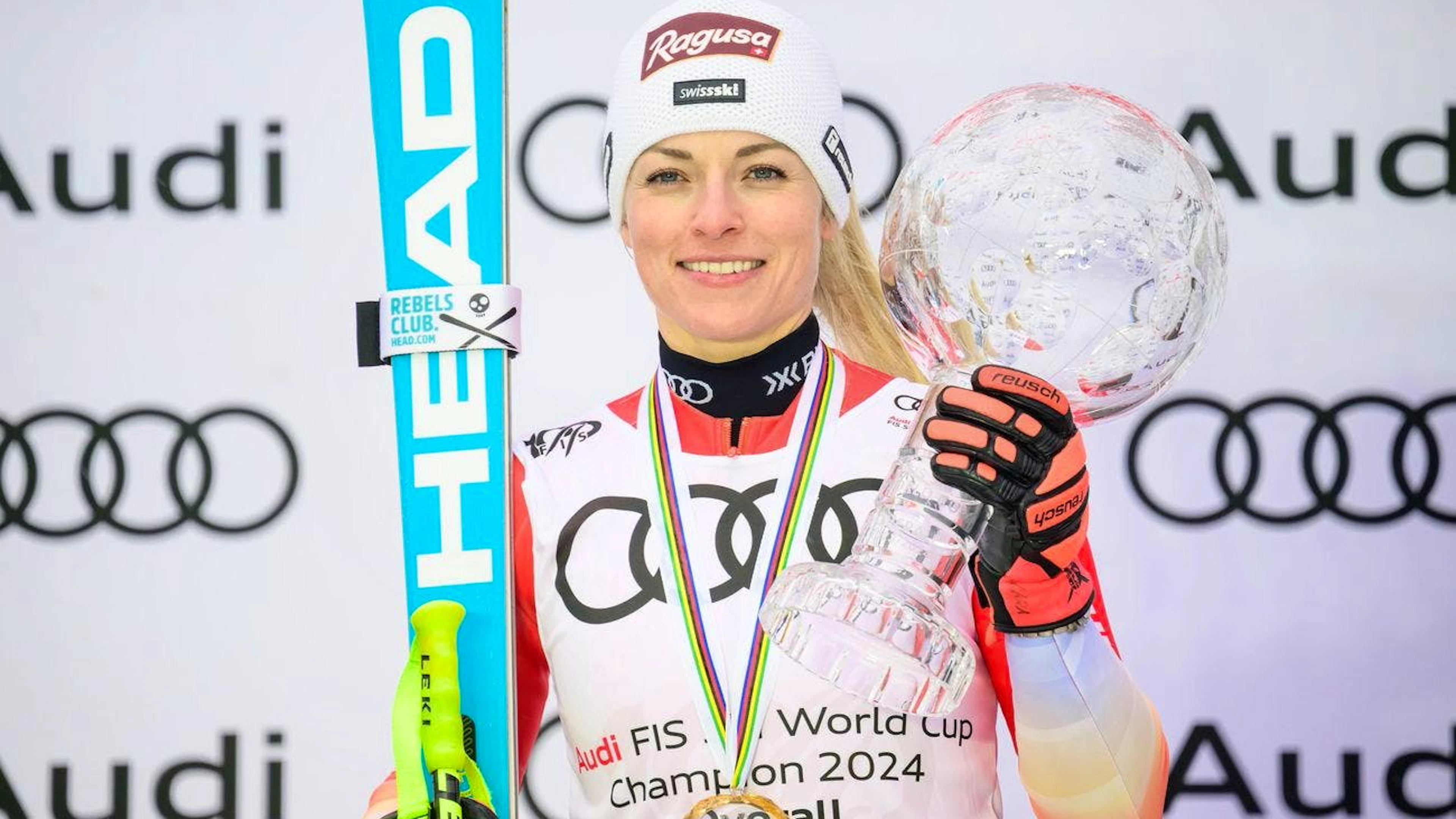 Lara Gut Behrami festeggia sul podio della Coppa del mondo generale femminile alle finali della Coppa del mondo di sci alpino FIS a Saalbach Hinterglemm in Austria lo scorso marzo.