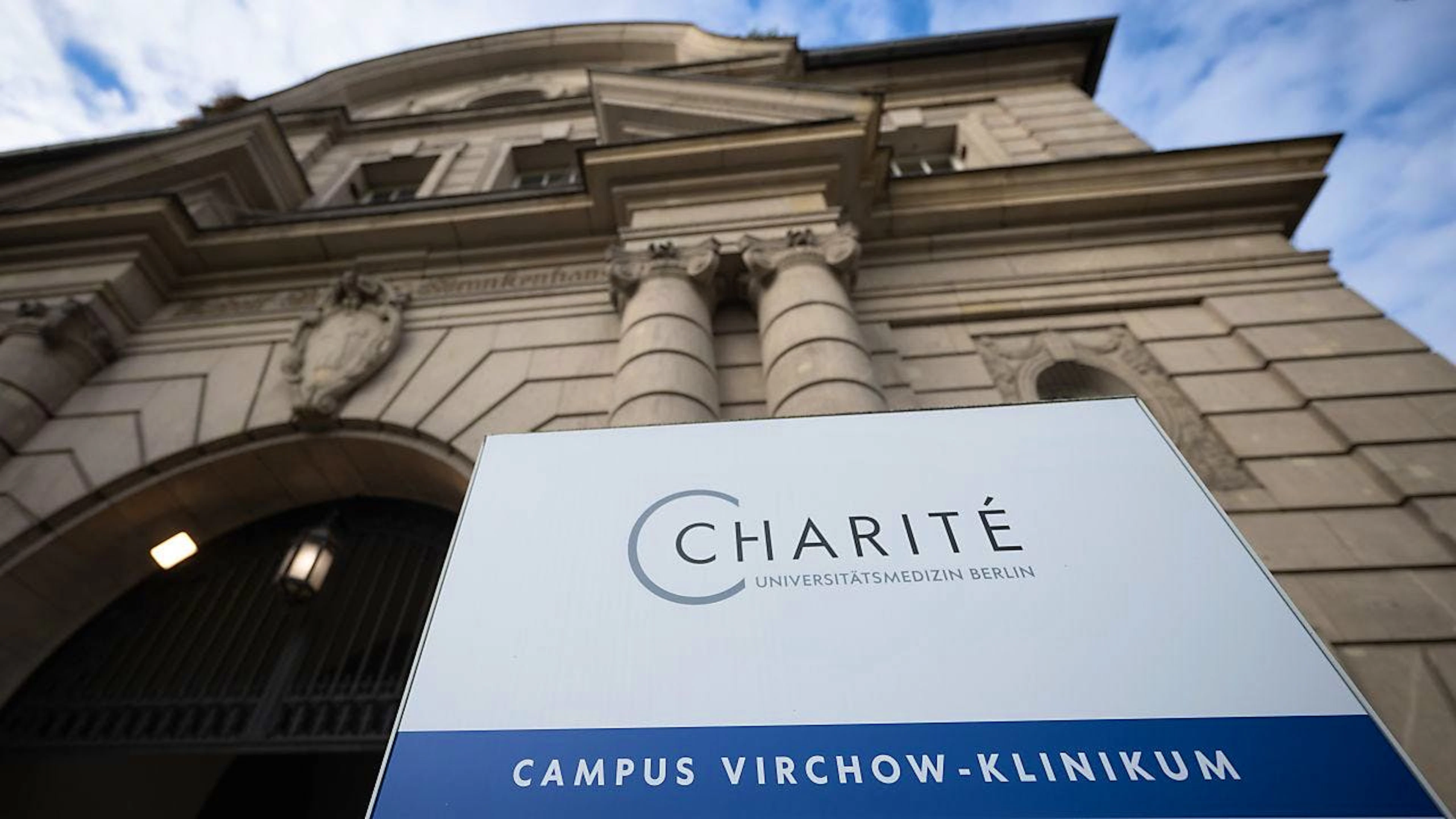 ARCHIV - Blick auf den Eingang des Charité Campus Virchow-Klinikum. Foto: Sebastian Gollnow/dpa