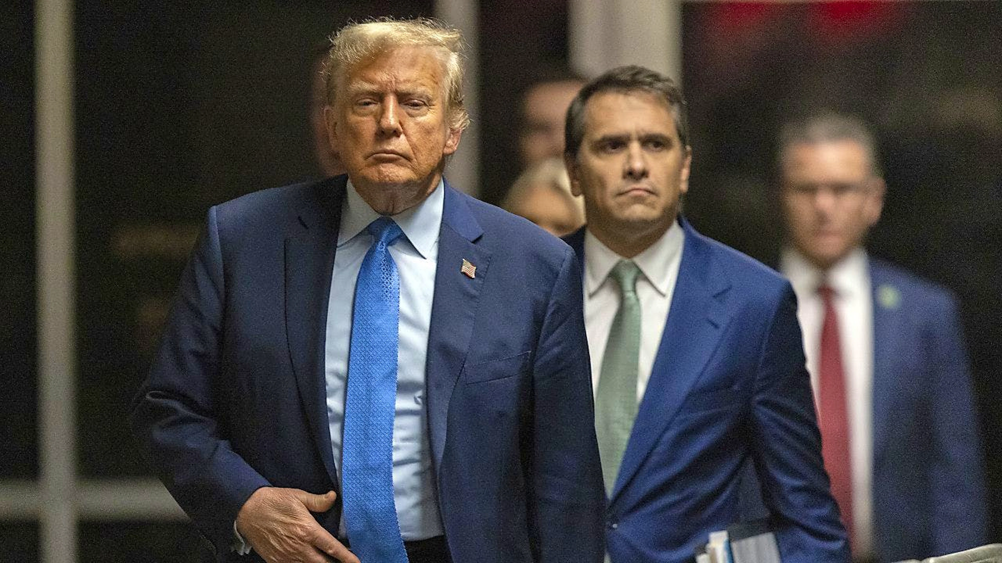 Donald Trump voit déjà planer la menace d'une condamnation pour outrage au tribunal, à la demande des procureurs, pour ses attaques, via internet et les réseaux sociaux, contre témoins et jurés.