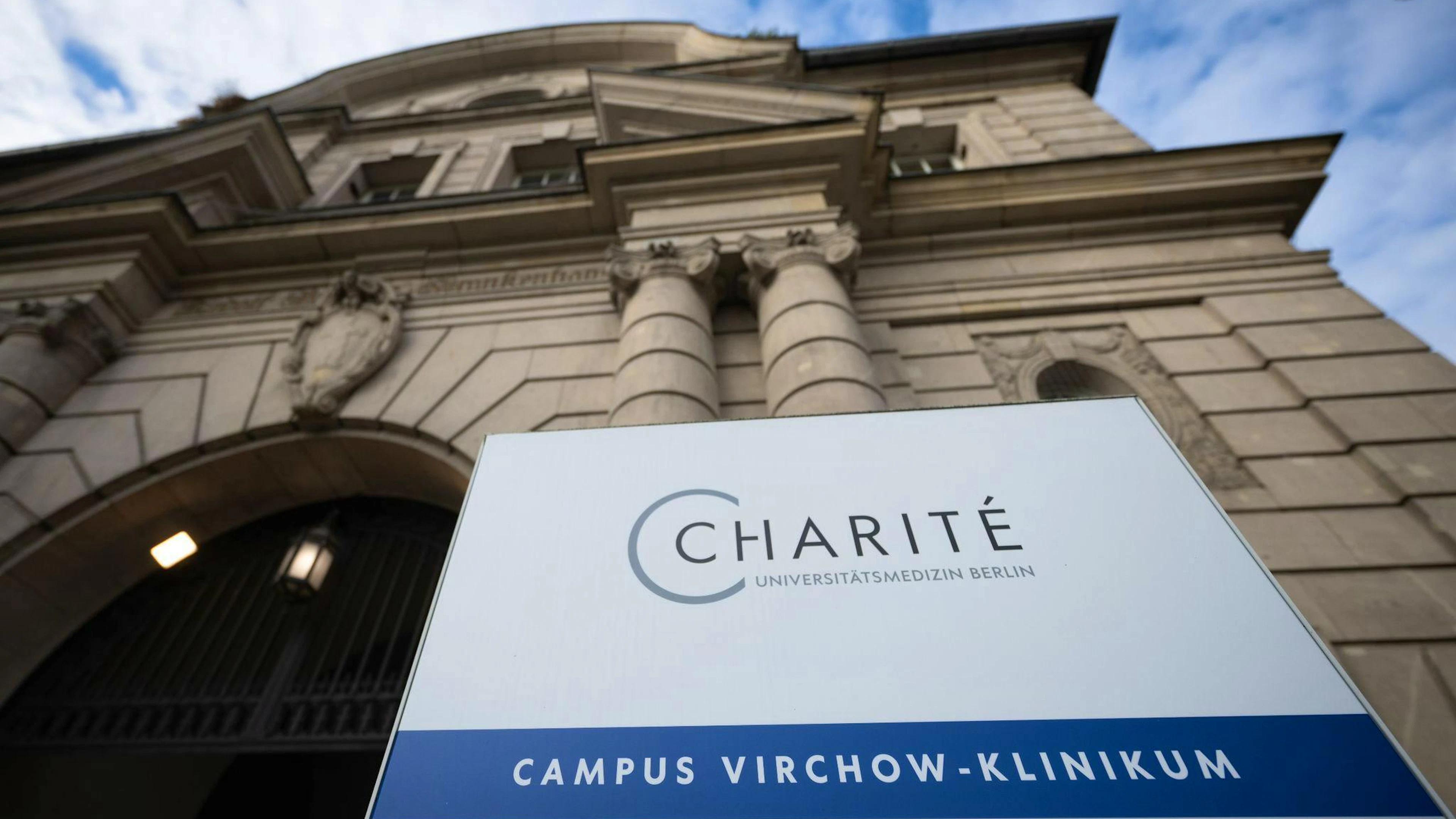 Ein Herzmediziner der Berliner Charité ist zu einer Haftstrafe verurteilt worden.