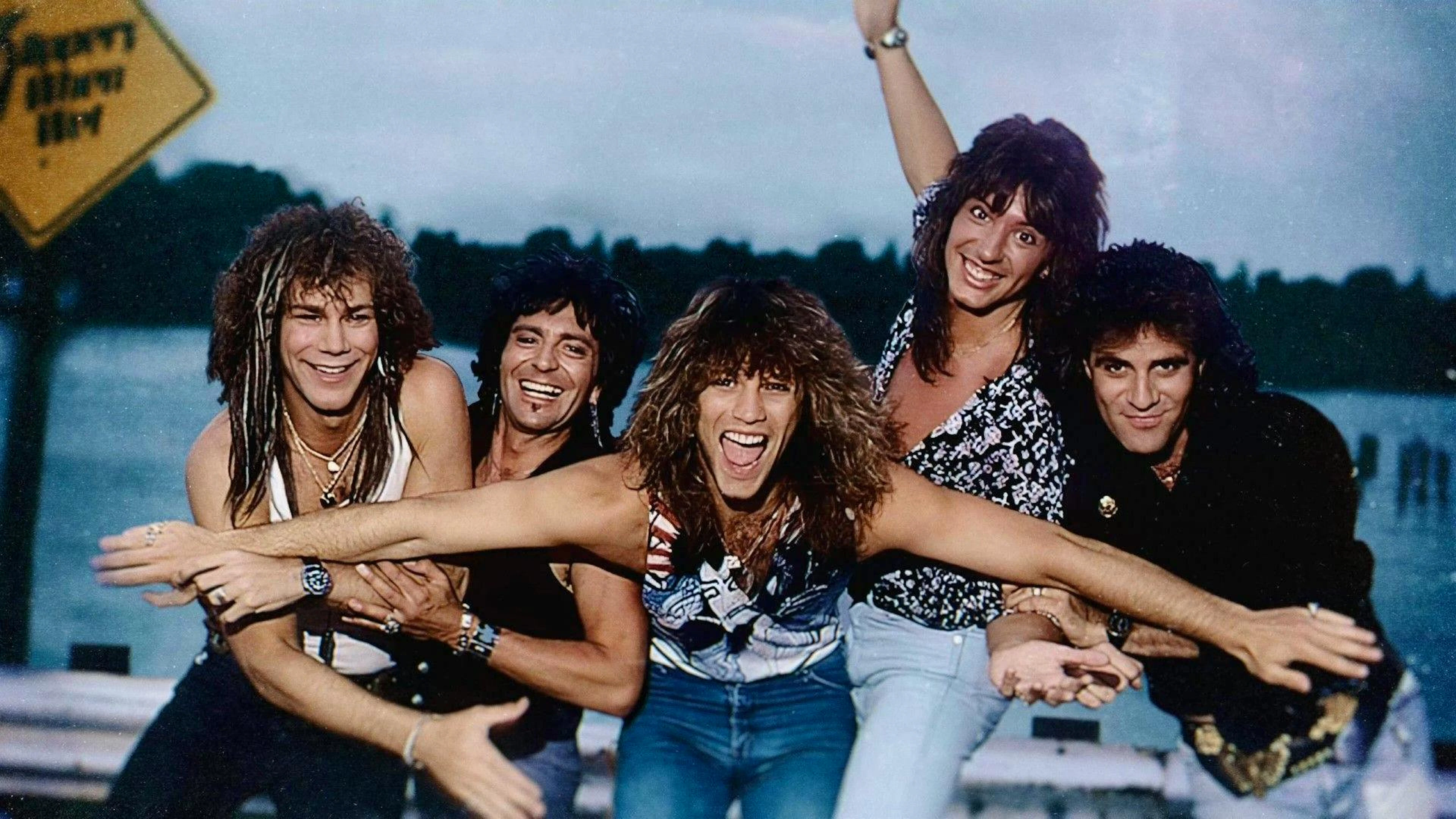 Der Vierteiler ist auch ein Rückblick auf 40 Jahre Bon Jovi. Die Ur-Besetzung von links: Keyboarder David Bryan, Bassist Alec Such, Sänger Jon Bon Jovi, Lead-Gitarrist Richie Sambora und Schlagzeuger Tico Torres. «Als wir mit 20 einen Plattenvertrag bekamen, wusste ich nicht viel mehr, als über die Schule zu schreiben», so Jon Bon Jovi über die Anfänge. «Meine Beziehungen gingen nicht dauernd in die Brüche wie die von Taylor Swift.» 