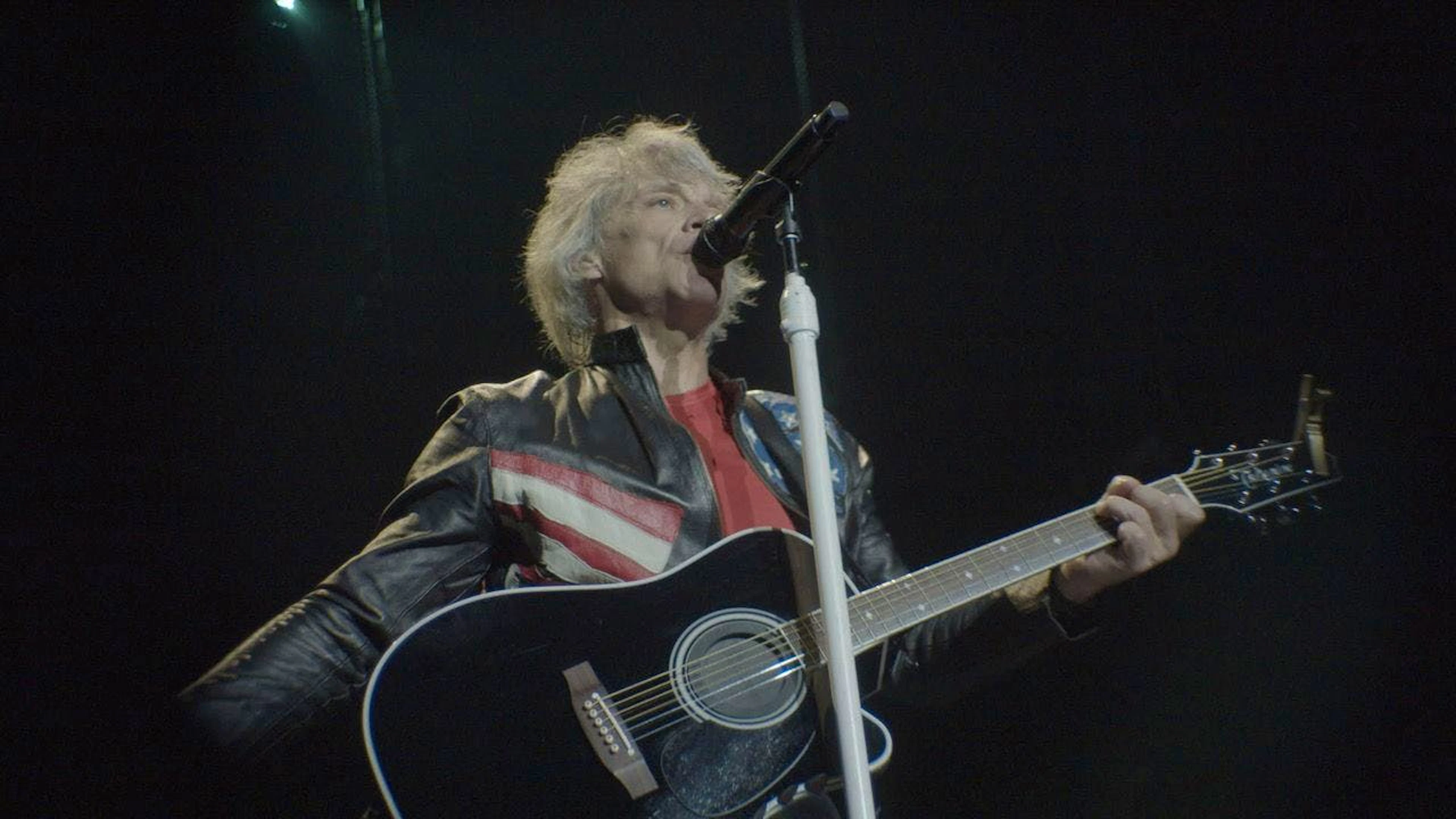 Jon Bon Jovi musste sich einer Stimmband Operation unterziehen und macht derzeit verschiedene Therapien, um wieder auf das Niveau zu kommen, um live Konzerte zu spielen.