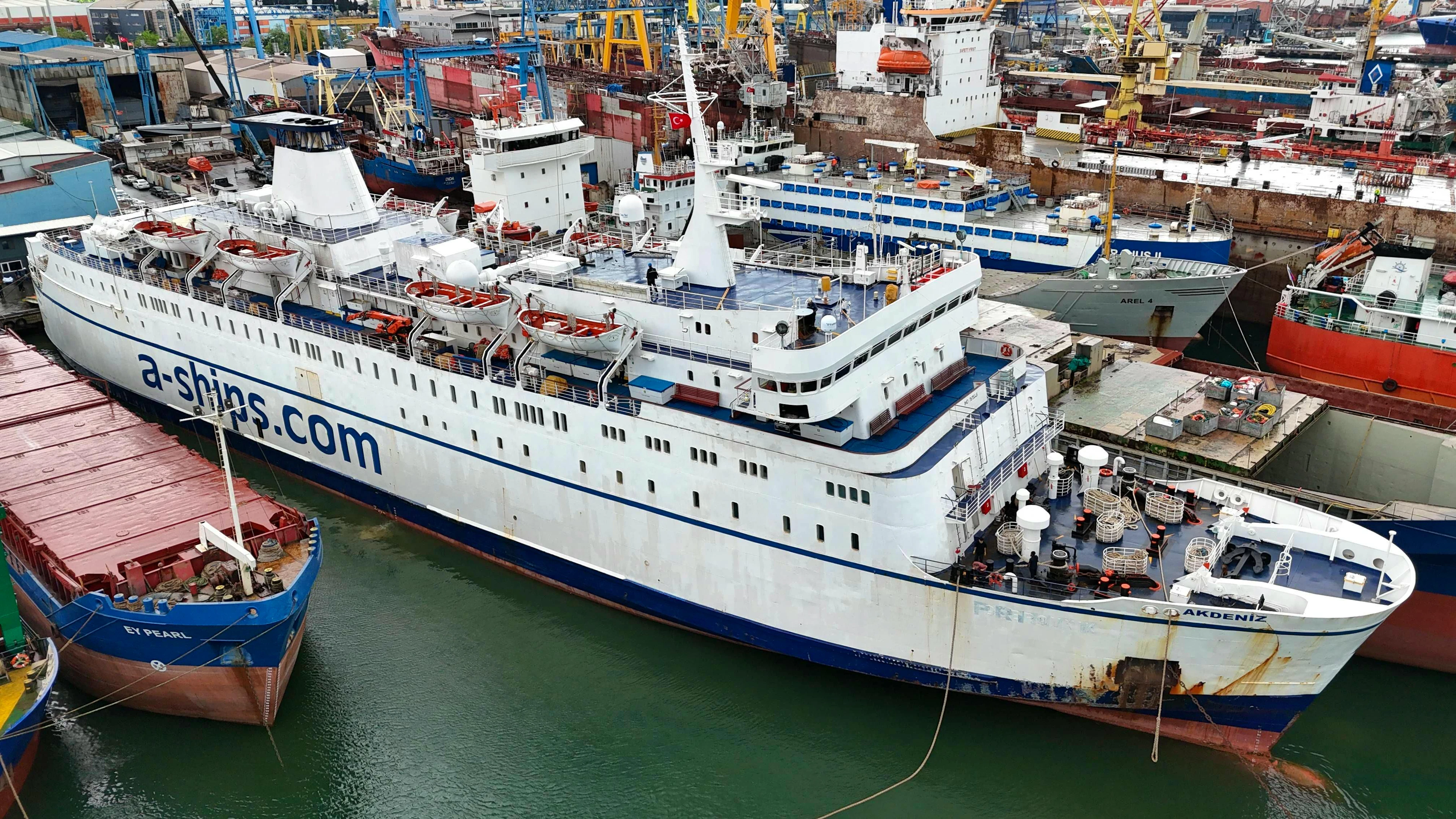 Les trois bâtiments de la flottille sont à quai depuis une semaine dans le port de Tuzla, au sud d'Istanbul.