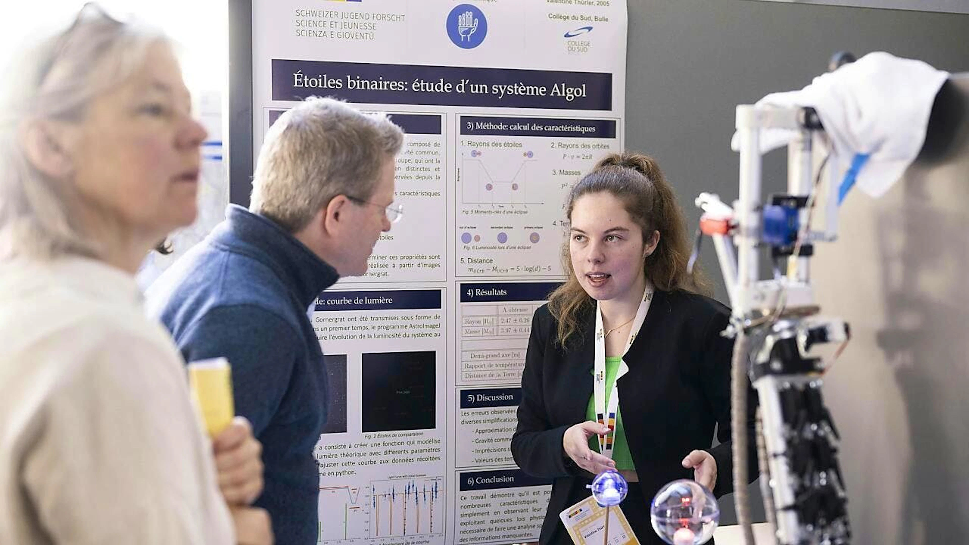 Les jeunes finalistes du concours ont présenté leurs projets au public à l'Université Fribourg vendredi et samedi. Ici: Valentine Thürler explique son étude sur les étoiles binaires et le système d'Argol pour lequel elle a reçu un prix spécial.