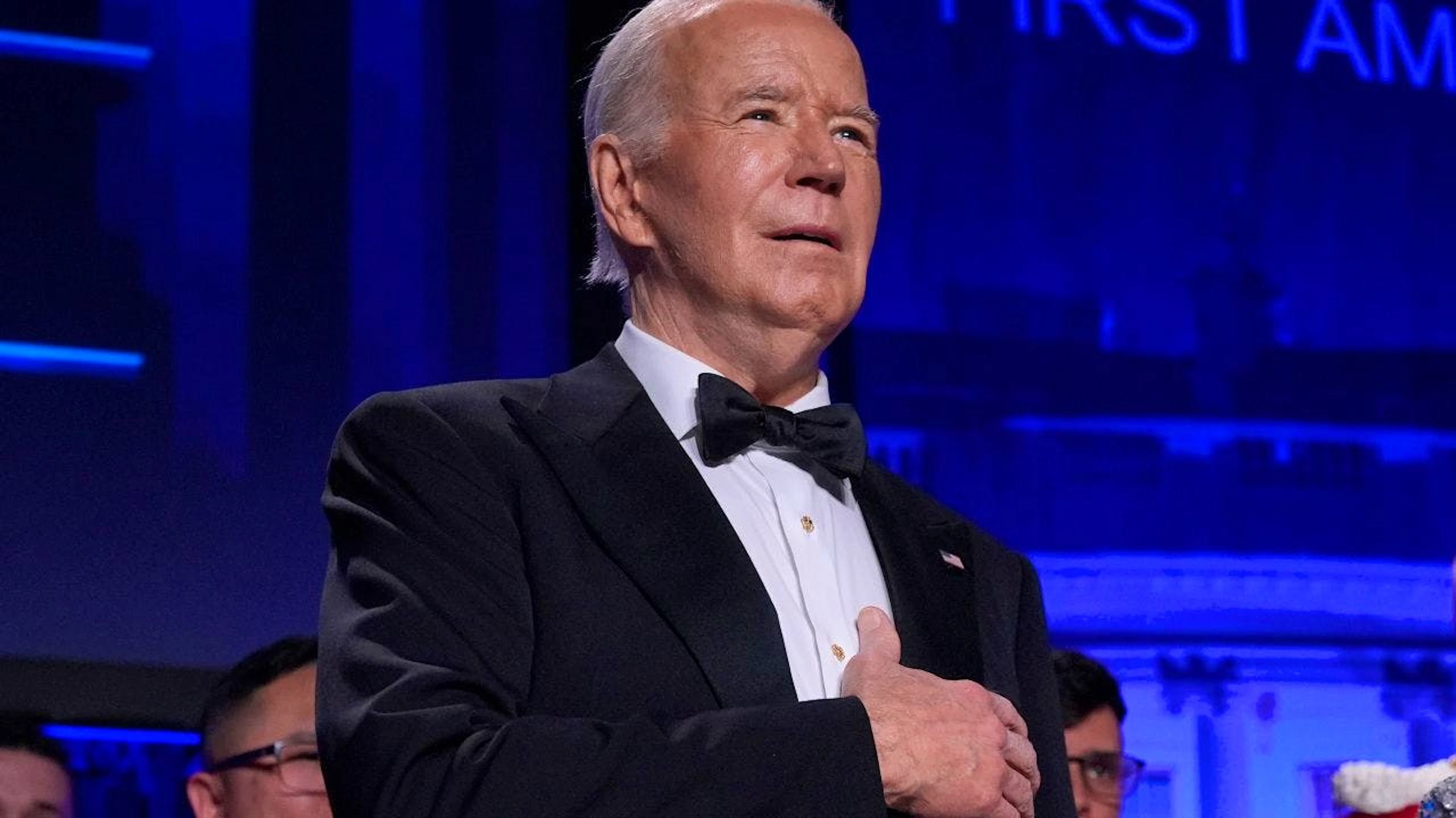 Joe Biden steht während des Abspielens der Nationalhymne beim White House Correspondents' Association Dinner im Washington Hilton. Foto: Manuel Balce Ceneta/AP/dpa