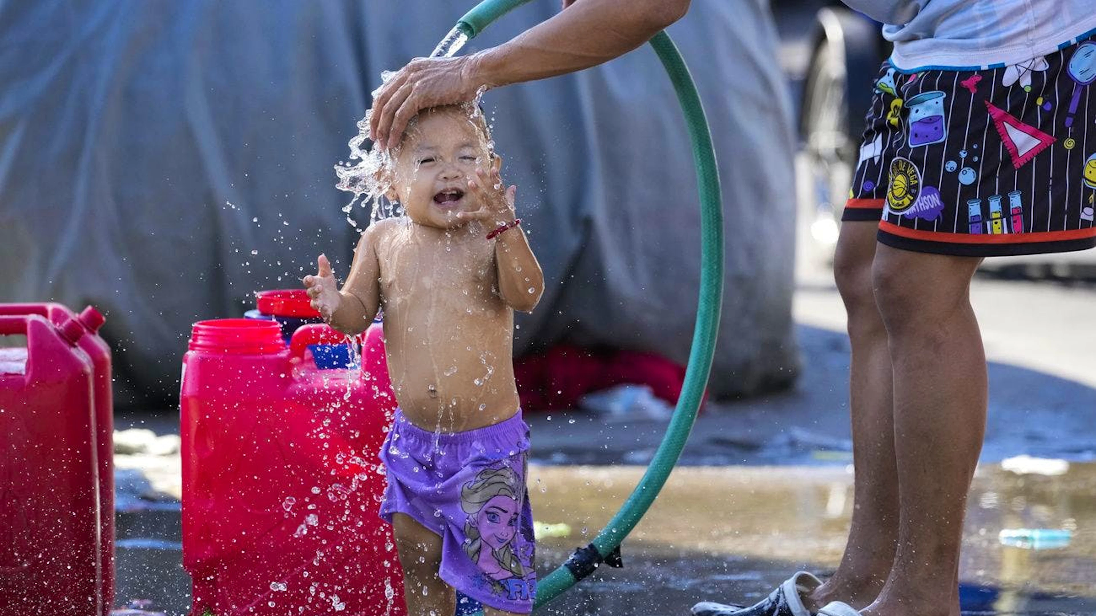 Da hilft nur noch eine Abkühlung mit dem Wasserschlauch: Extrem heisse Temperaturen lassen in der philippinischen Hauptstadt Manila aktuell kaum einen normalen Alltag zu.