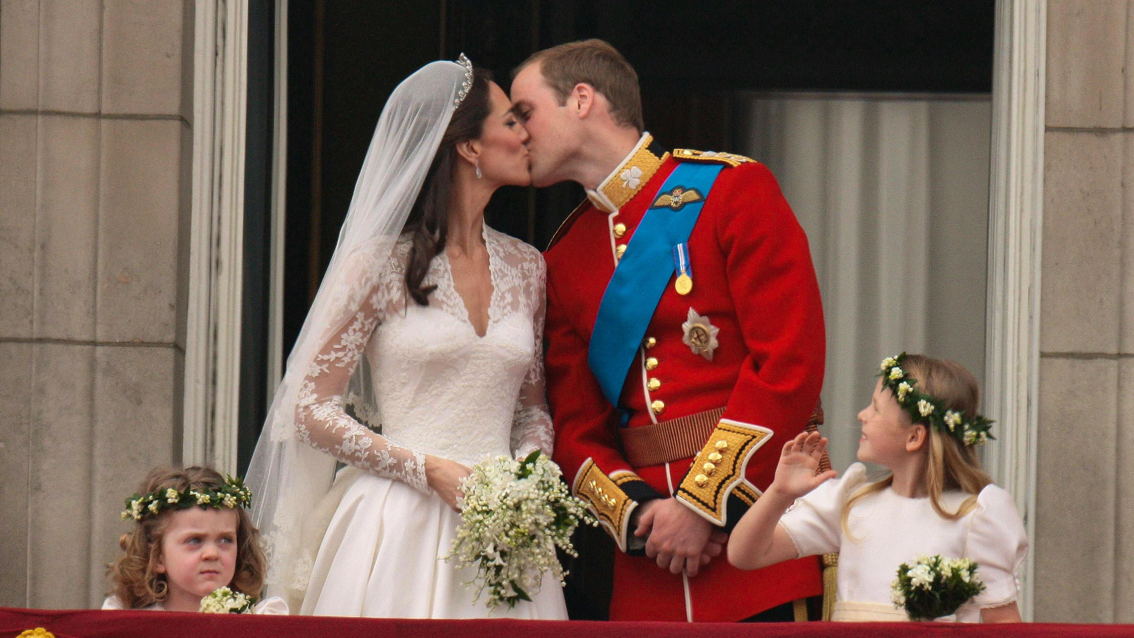 Am 29. April 2011 war es dann soweit: Aus Kate Middleton wurde Prinzessin Catherine, als sie Prinz William in der Westminster Abbey das Jawort gibt. Anschliessend küssten sie sich auf dem Balkon des Buckingham Palace.