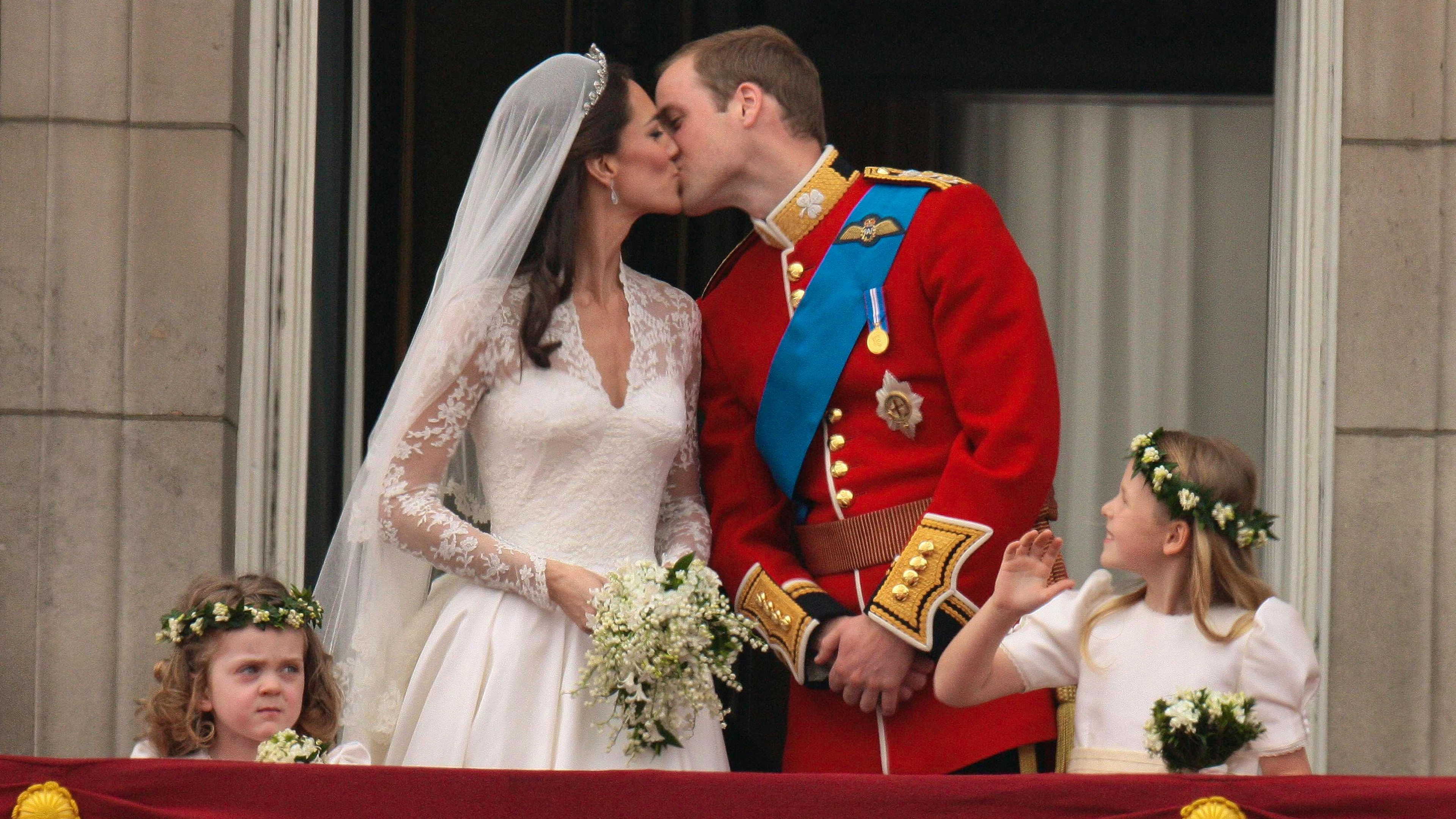 Vor 15 Jahren gaben sich Prinz William und Kate Middleton in der Westminster Abbey in London das Jawort. Später küssten sie sich auf dem Balkon vom Buckingham-Palast zweimal nacheinander.