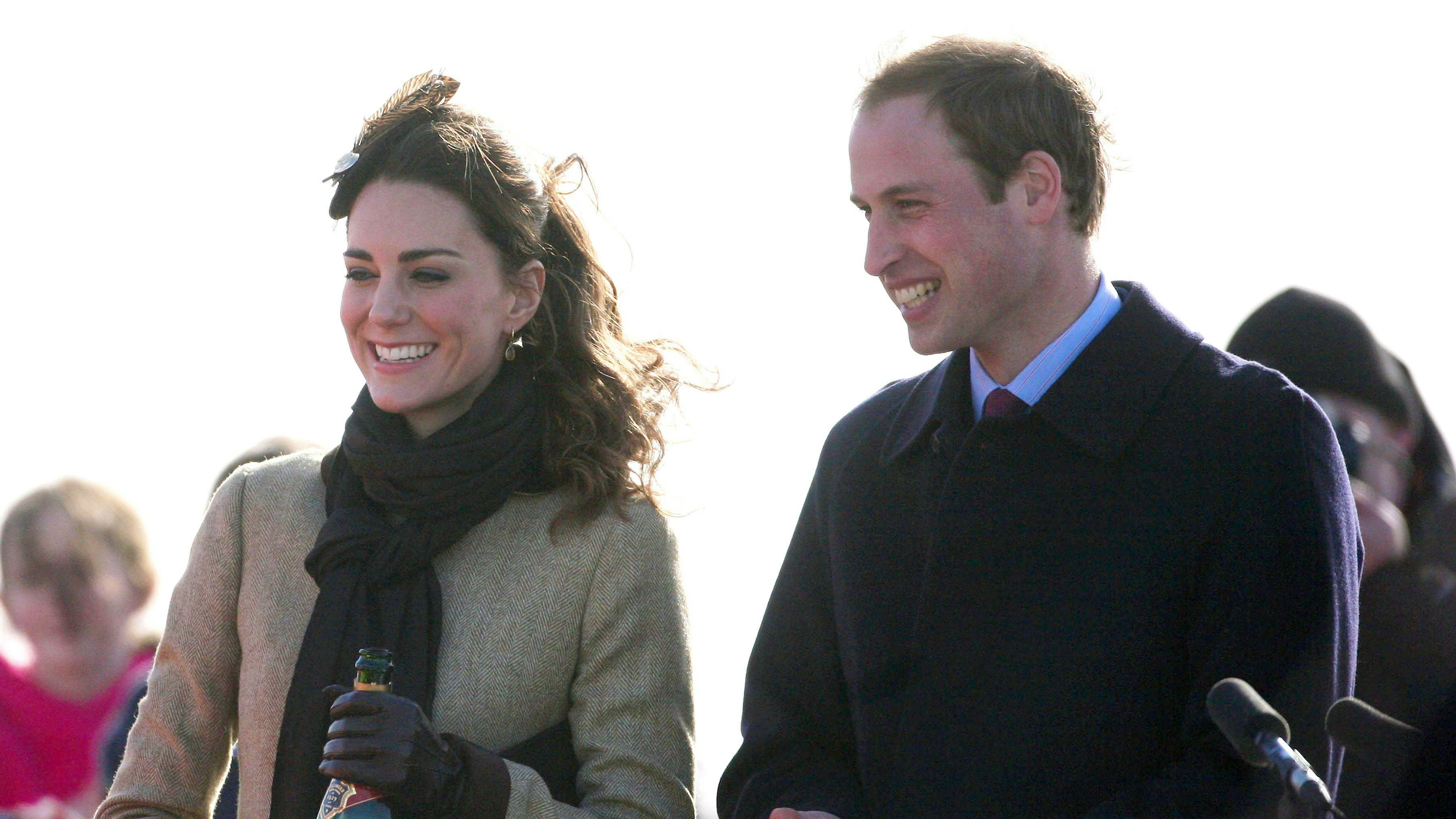 So zeigten sich Prinz William und Kate Middleton an ihrem ersten Auftritt nach der Verlobung in Trearddur Bay in Grossbritannien. Die damals 29-Jährige öffnete eine Flasche Champagner, um am dortigen Hafen ein Boot einzuweihen.
