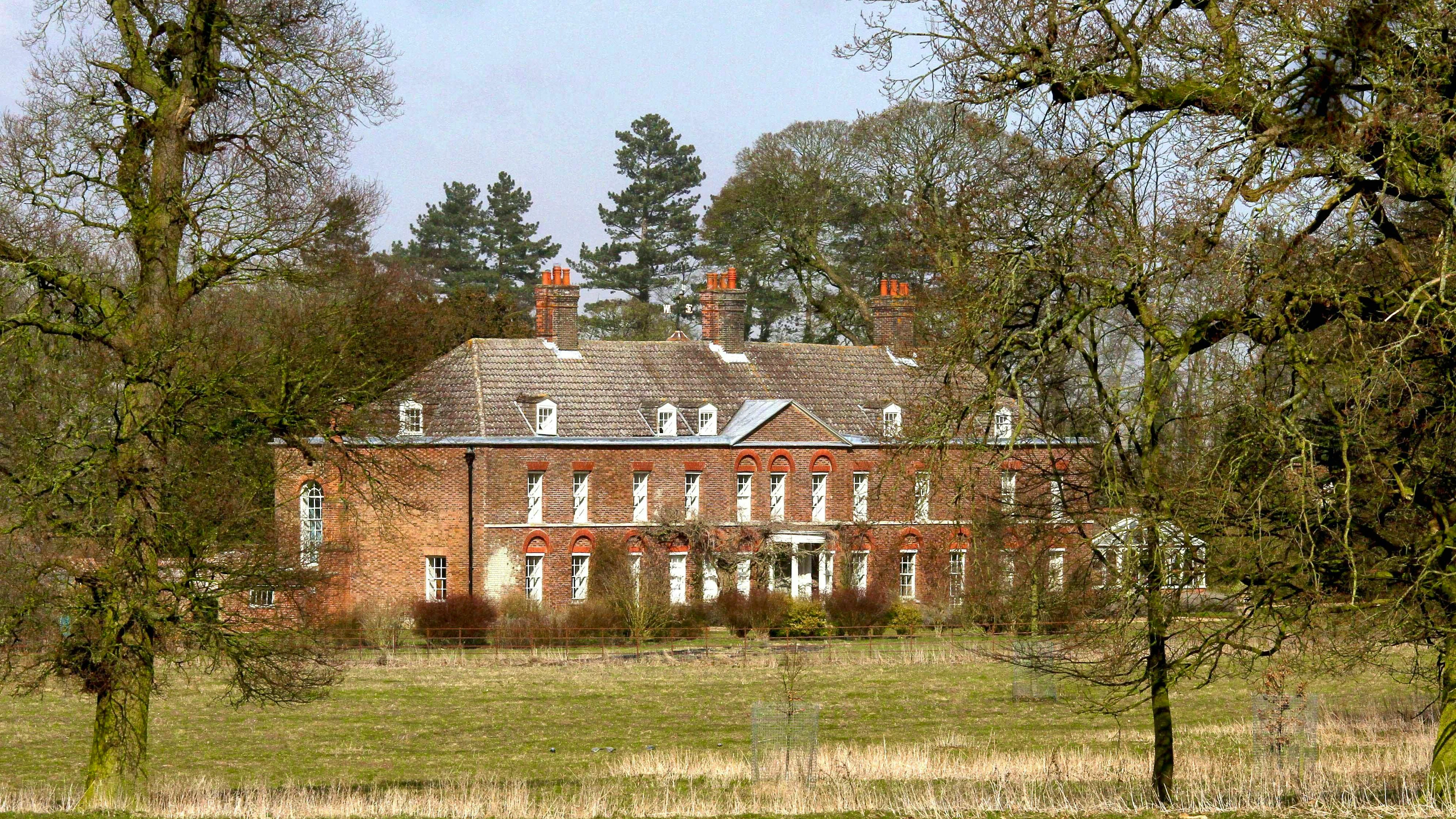 Eines ihrer Lieblingsdomizile ist das Norfolk-Anwesen Anmer Hall. Dort verbringen der Prinz und die Prinzessin von Wales viel Zeit mit ihren Kindern und weg von der Öffentlichkeit.