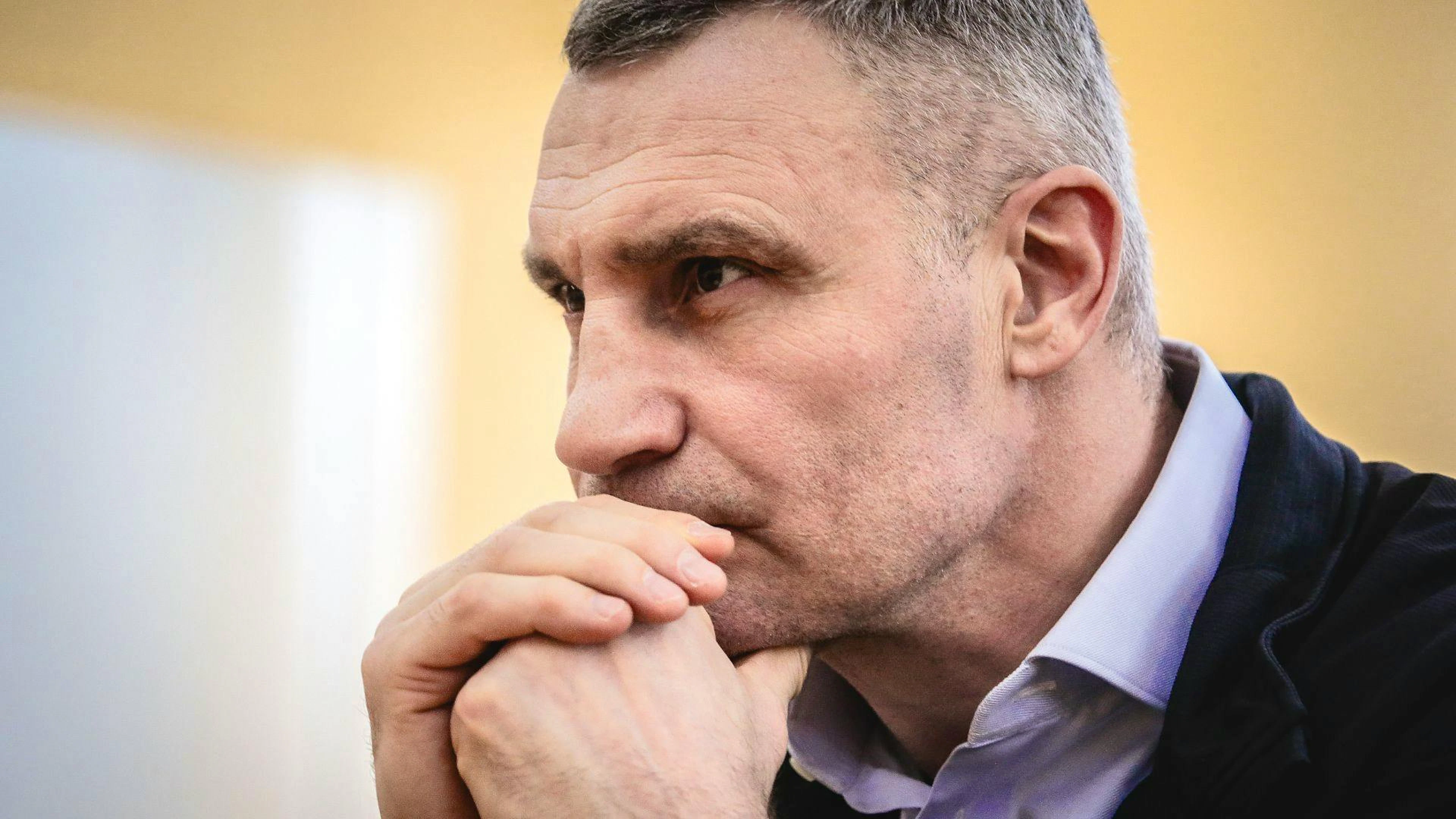 Vitali Klitschko gibt am Freitag, 26. April 2024, in seinem Amtszimmer im Rathaus von Kiew ein Interview mit der deutschen Funke Mediengruppe. 