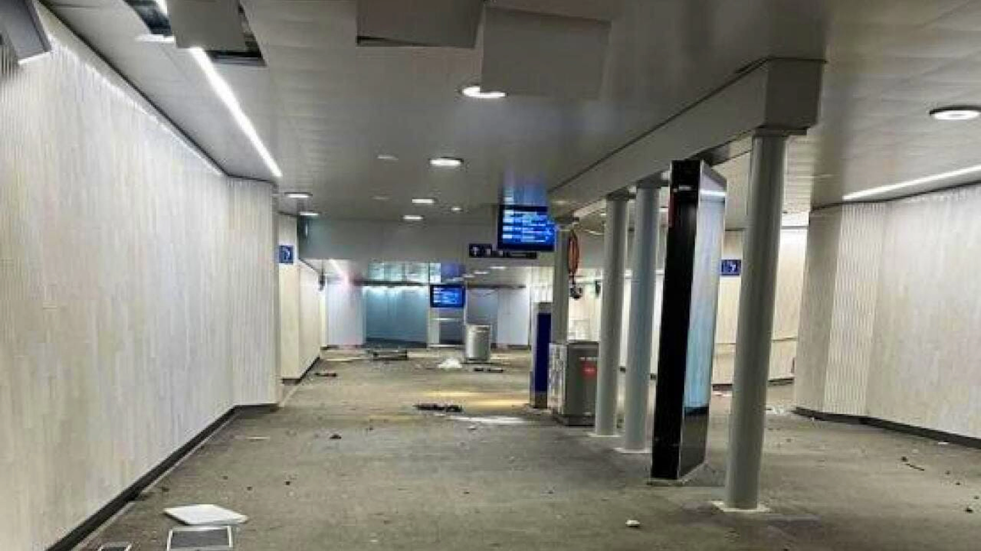 Ecco lo stato in cui versava il sottopassaggio della stazione dopo il passaggio dei tifosi ginevrini