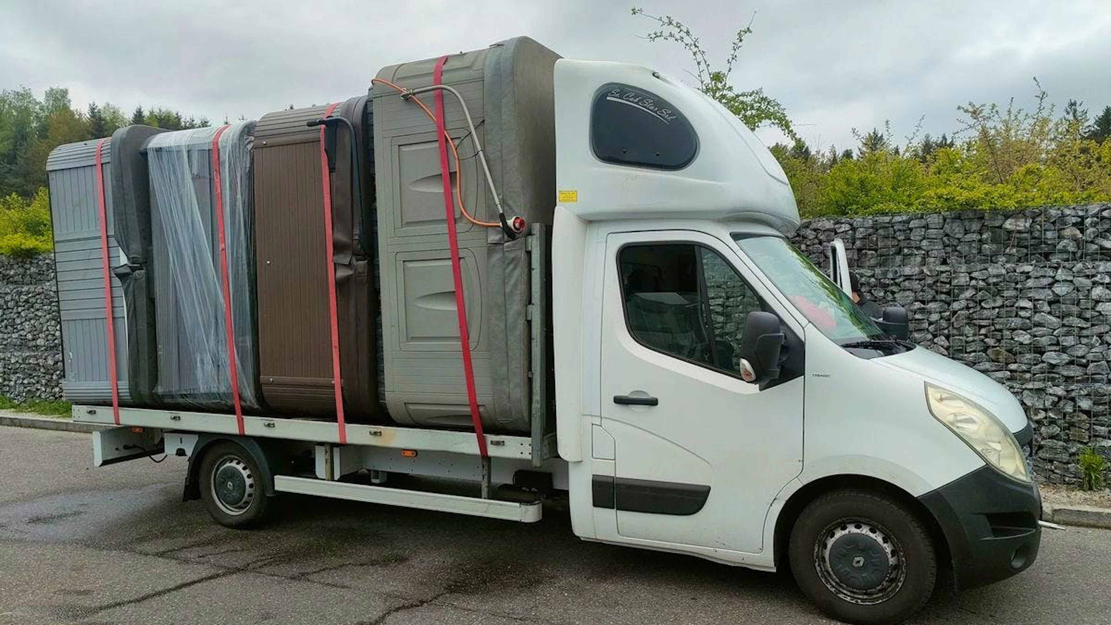 Vier gebrauchte Whirlpools aus der Schweiz schmuggelten zwei Ungarn über die Grenze – mit offener Ladefläche.