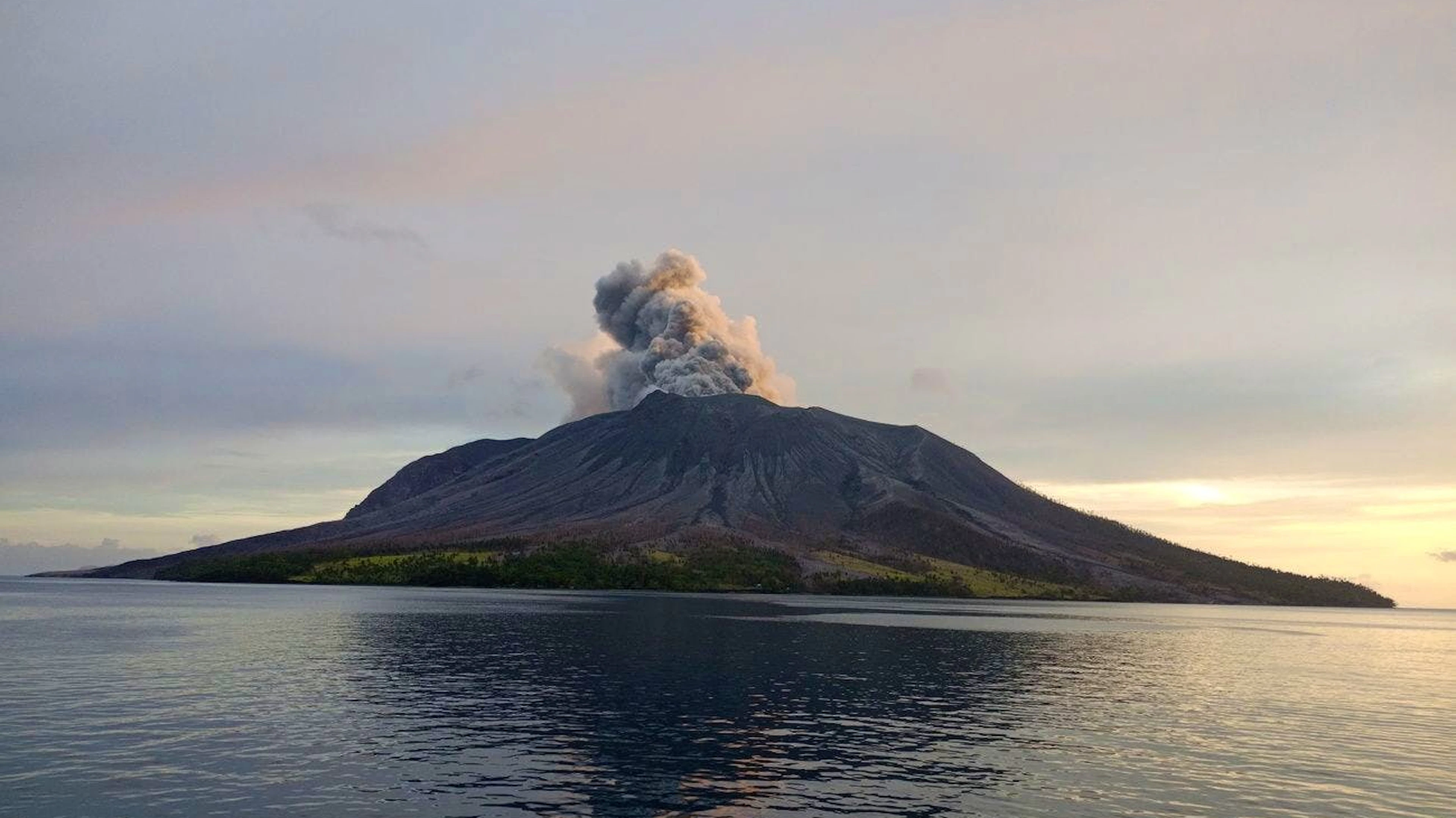 Le Ruang, situé dans la province indonésienne du Sulawesi du Nord, est entré en éruption vers 01H15 heure locale dans la nuit de lundi à mardi (19H15 heure suisse lundi) et à deux reprises mardi matin. Depuis début avril, il est entré en éruption plus d'une demi-douzaine de fois. (archives)