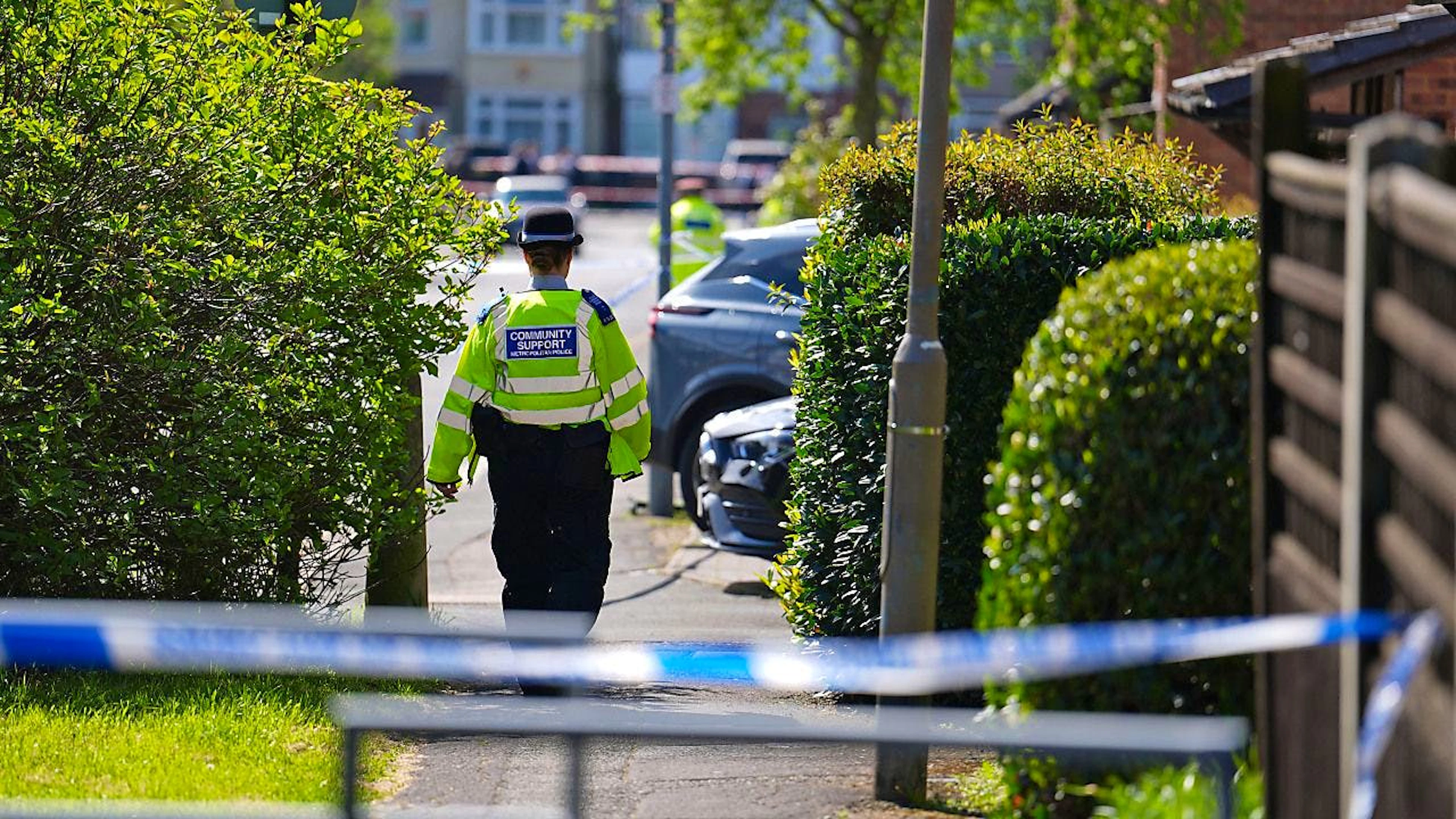 Polizeikräfte befinden sich im Einsatz am Tatort im NOrdosten Londons, nachdem gemeldet wurde, dass an einer U-Bahn-Station mehrere Personen niedergestochen wurden. Foto: Jordan Pettitt/PA Wire/dpa