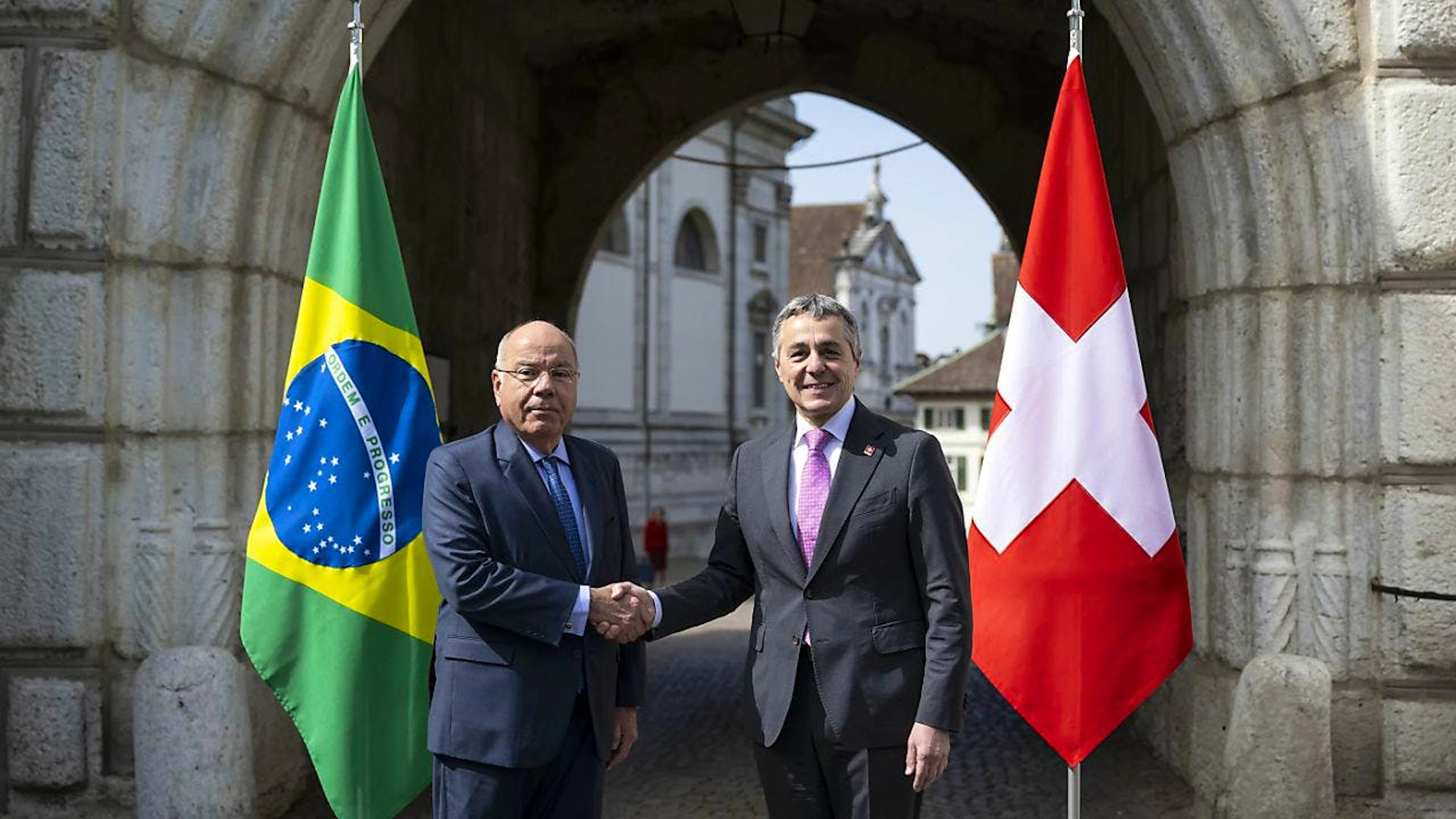Mauro Luiz Iecker Vieira, ministre des affaires étrangères du Brésil (à gauche), et le chef du département fédéral des affaires étrangères (DFAE) Ignazio Cassis se trouvaient mardi à Soleure pour une réunion officielle de travail.