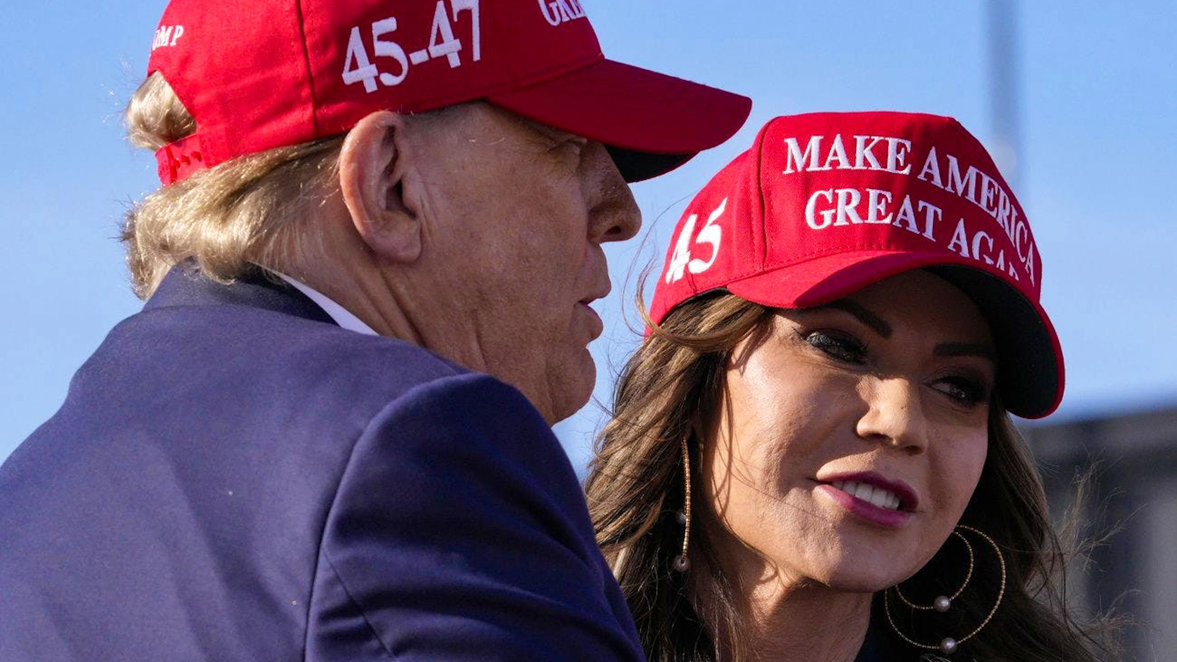 Kristi Noem (r.) wird im Fall eines Wahlsiegs von Donald Trump (r.) als potenzielle US-Vizepräsidentin gehandelt. Hier umarmen sich die beiden bei einer Wahlkampfveranstaltung im März in South Dakota.