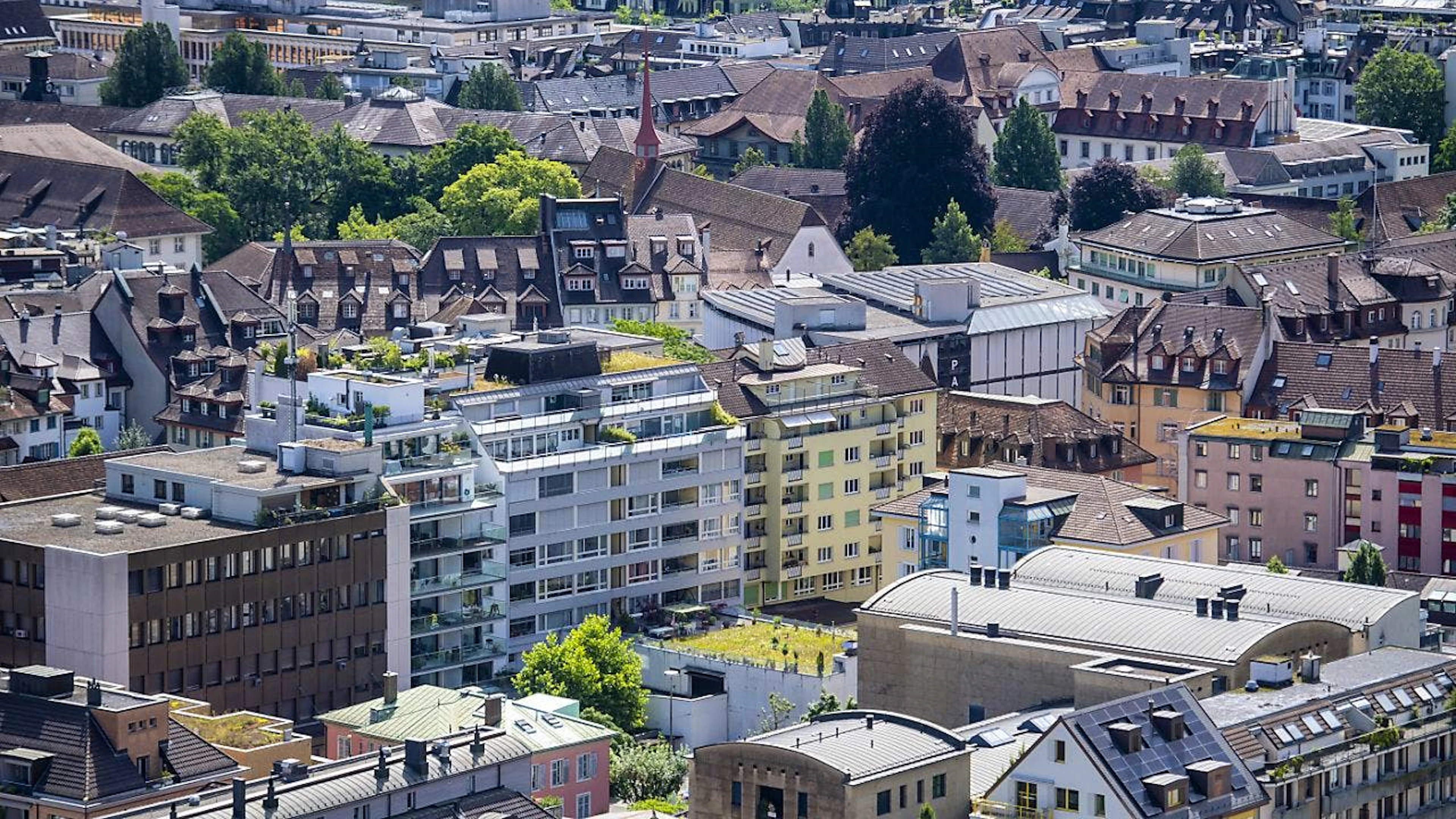 Die Luzerner Neustadt gehört zu den Quartieren, die laut den Jungen Grünen von Autos befreit und begrünt werden soll. (Archivbild)