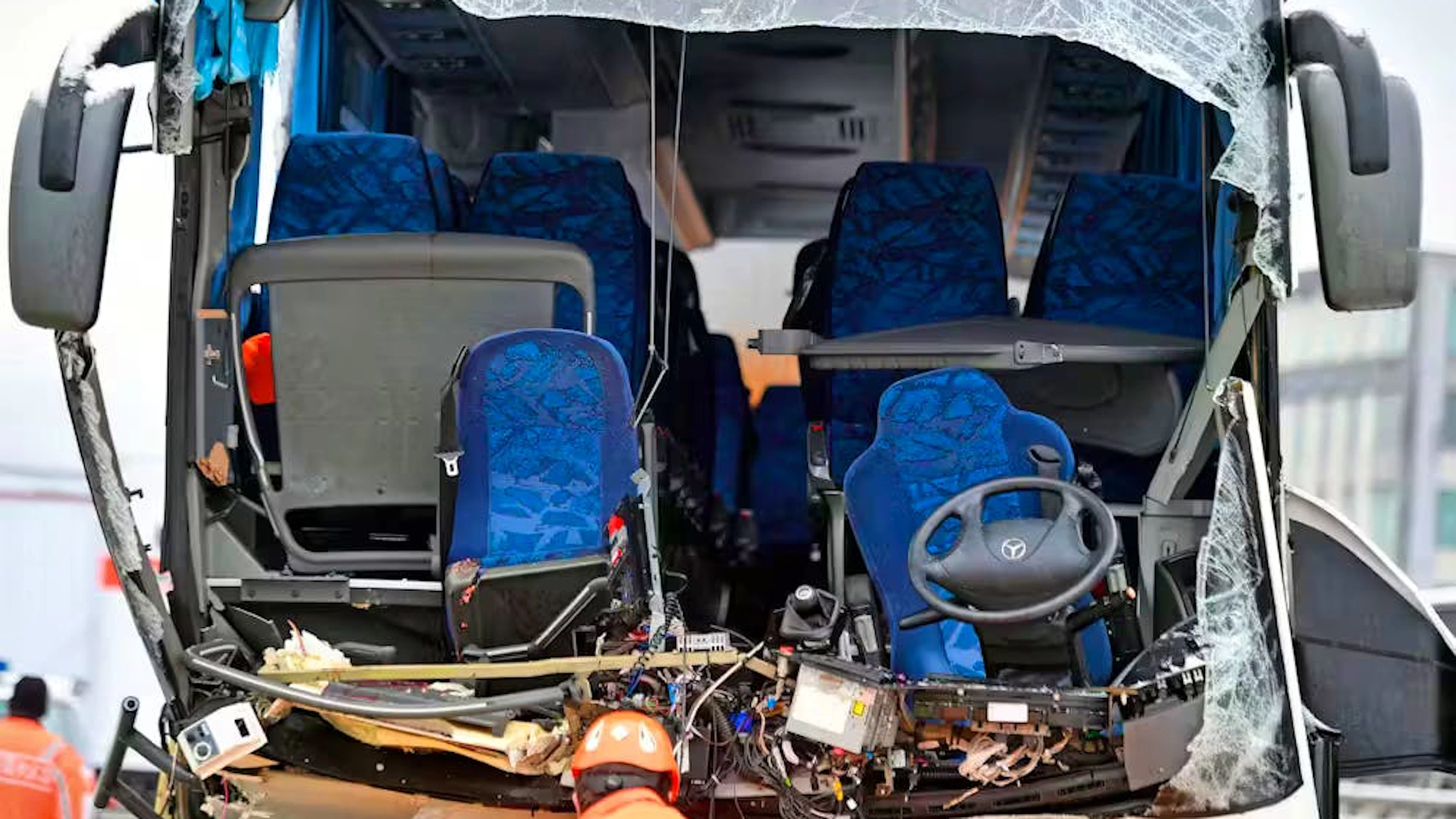 Die zerborstene Frontscheibe des Reisebusses, der auf der Sihlhochstrasse in Zürich Wiedikon in die Betonwand am Autobahnende prallte.