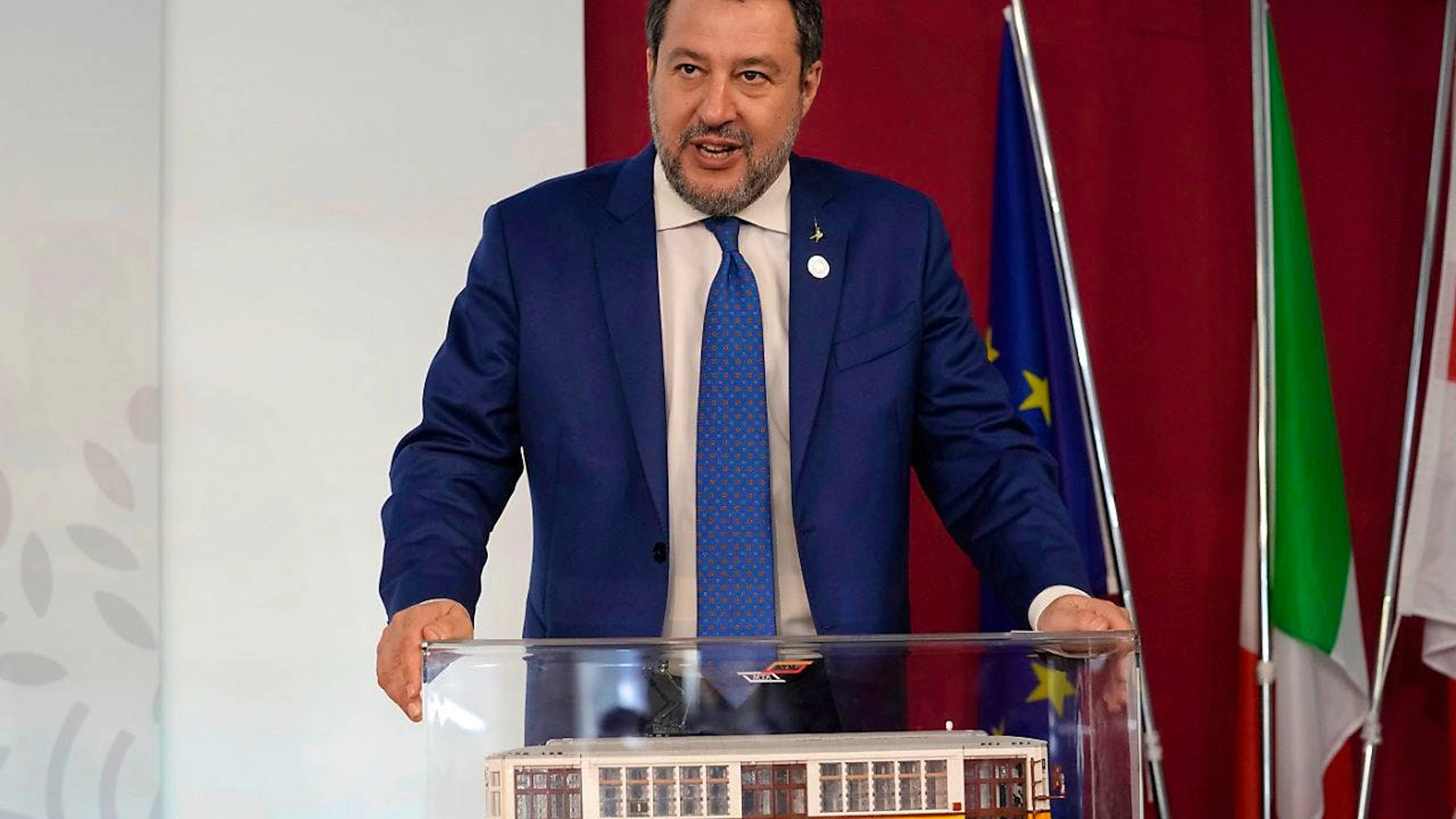 Der italienische Vizepremierminister und Minister für Infrastruktur und Verkehr Matteo Salvini nimmt an einer Pressekonferenz während des G7-Verkehrsministertreffens teil. Foto: Antonio Calanni/AP