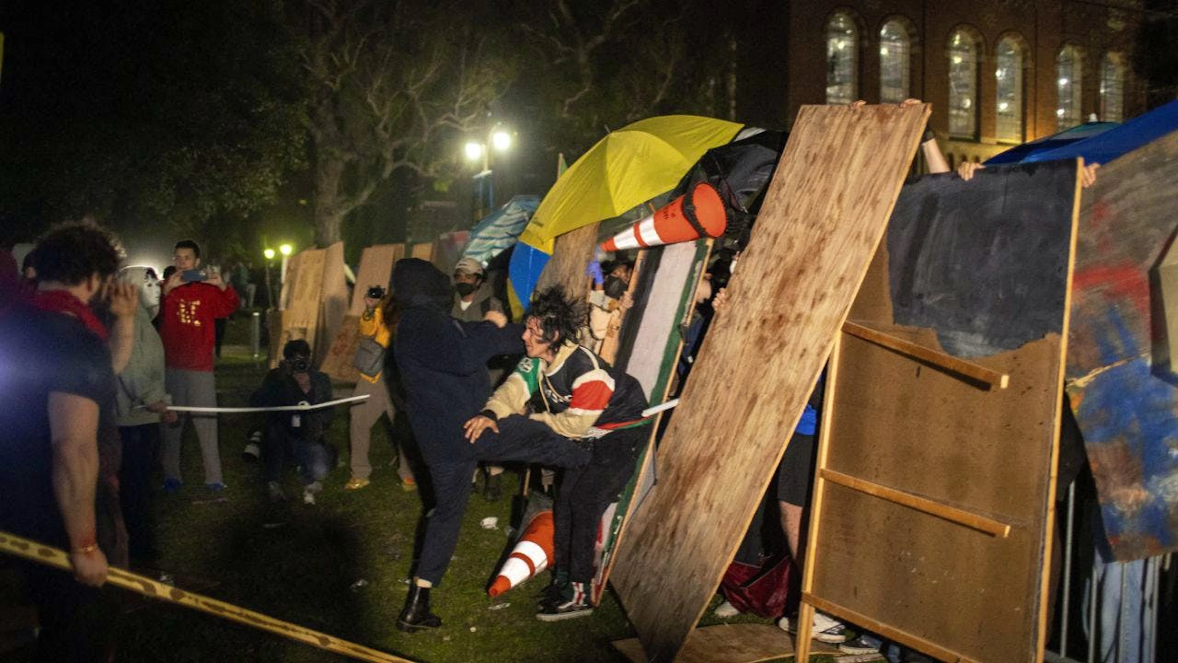 I manifestanti e i contro-dimostranti si sono scontrati con bastoni, lanciando oggetti e sparando fuochi d'artificio.