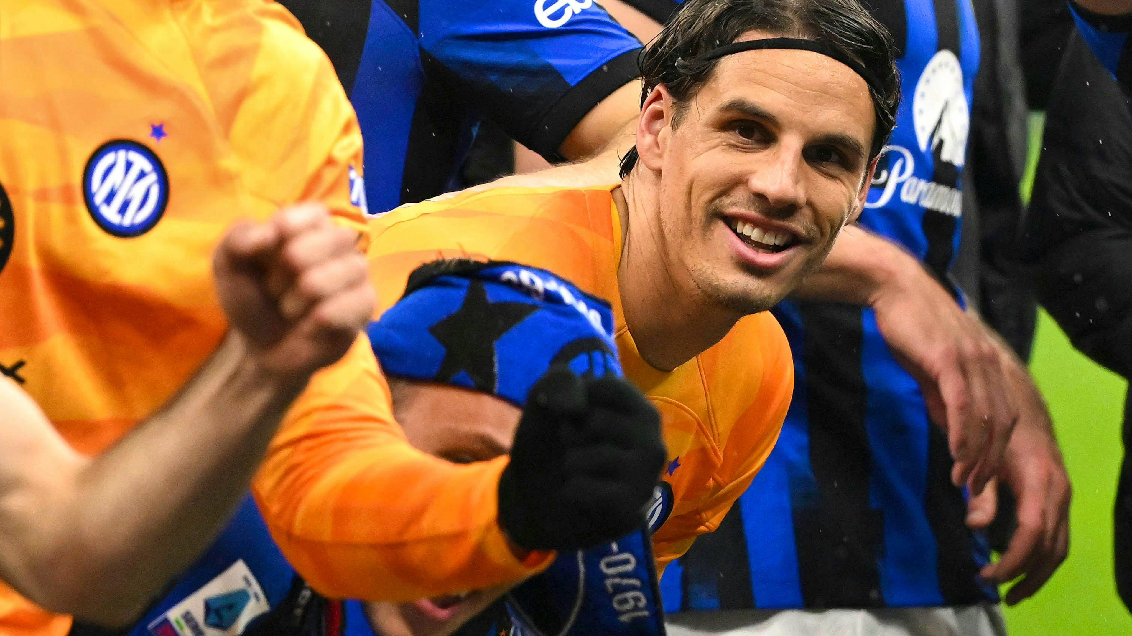 Yann Sommer festeggia lo Scudetto vinto con l'Inter il 22 aprile 2024.