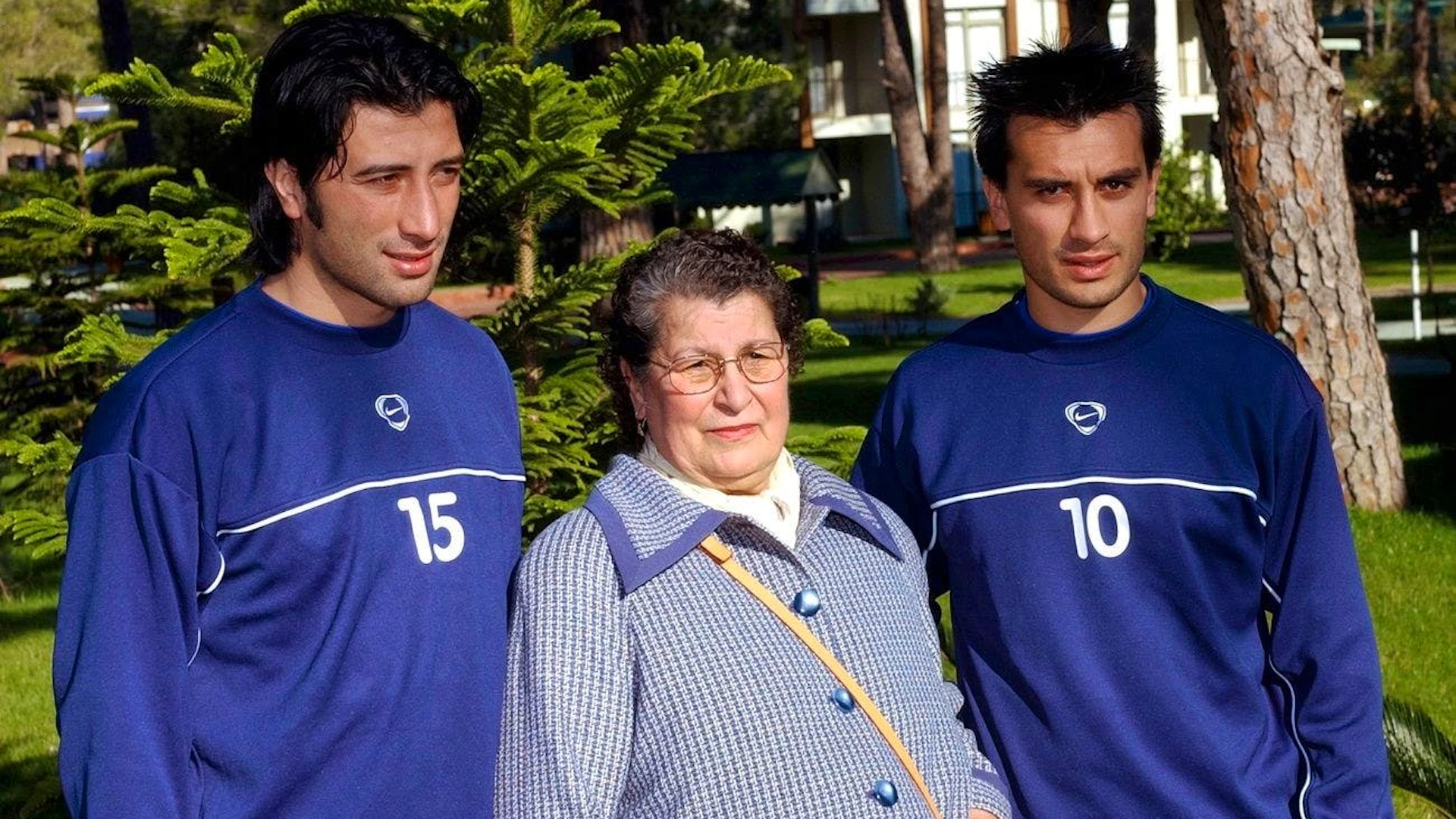 2003: Murat Yakin (sinistra) posa con mamma Emine e il fratello Hakan.
