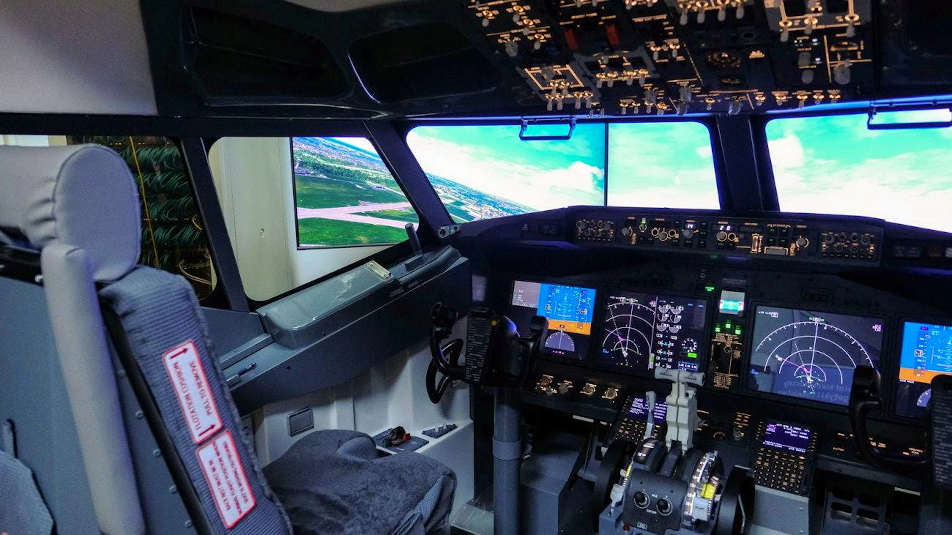 Blick ins Cockpit eines Boeing 737 Max-Flugzeugsimulators an der Fakultät für Energie- und Luftfahrttechnik der Technischen Universität Warschau, am 16. April 2024.
