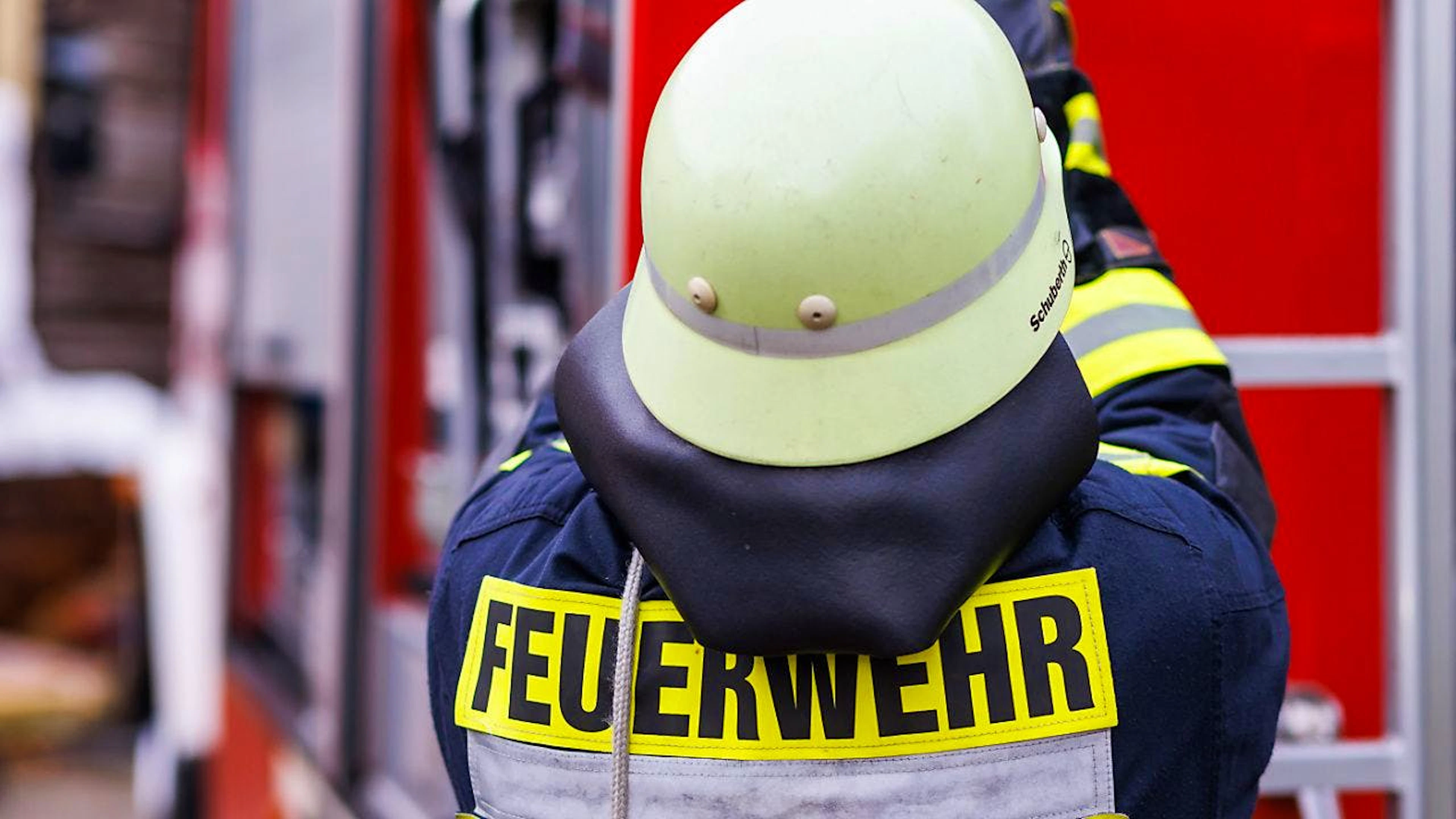 Drei Kinder unter Boot gefangen – Feuerwehrmann rettet ihr Leben