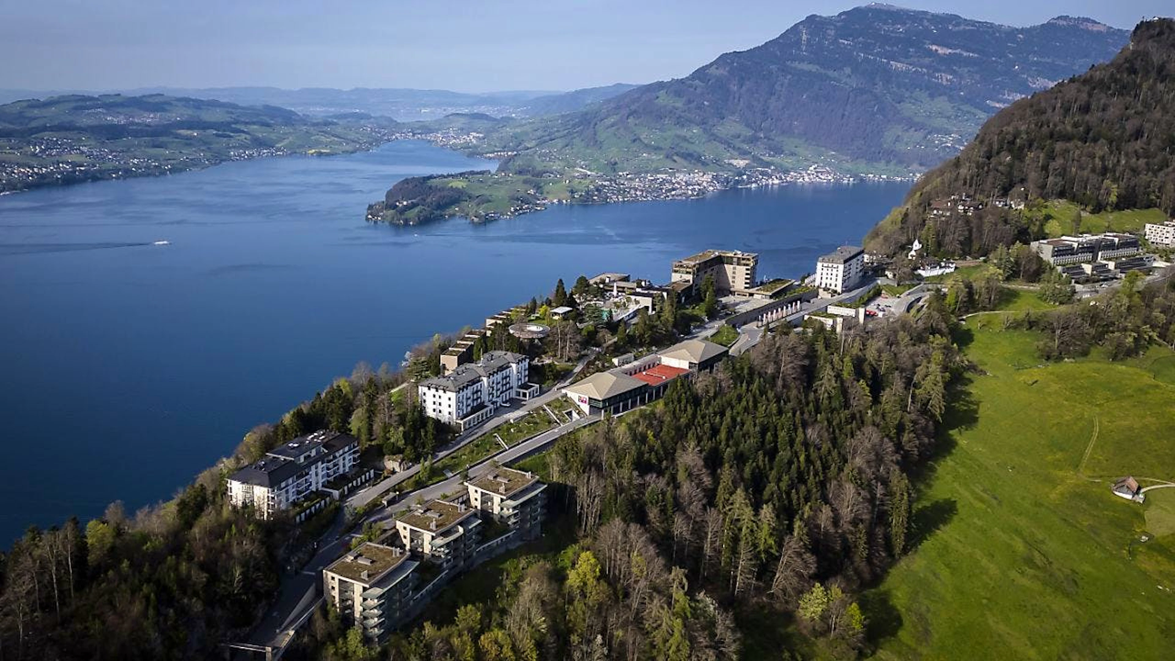 Hier schlafen momentan keine Tourist*innen: Auf dem Bürgenstock über dem Vierwaldstättersee sollen die USA und der Iran am Freitag ein Friedensabkommen unterzeichnen.