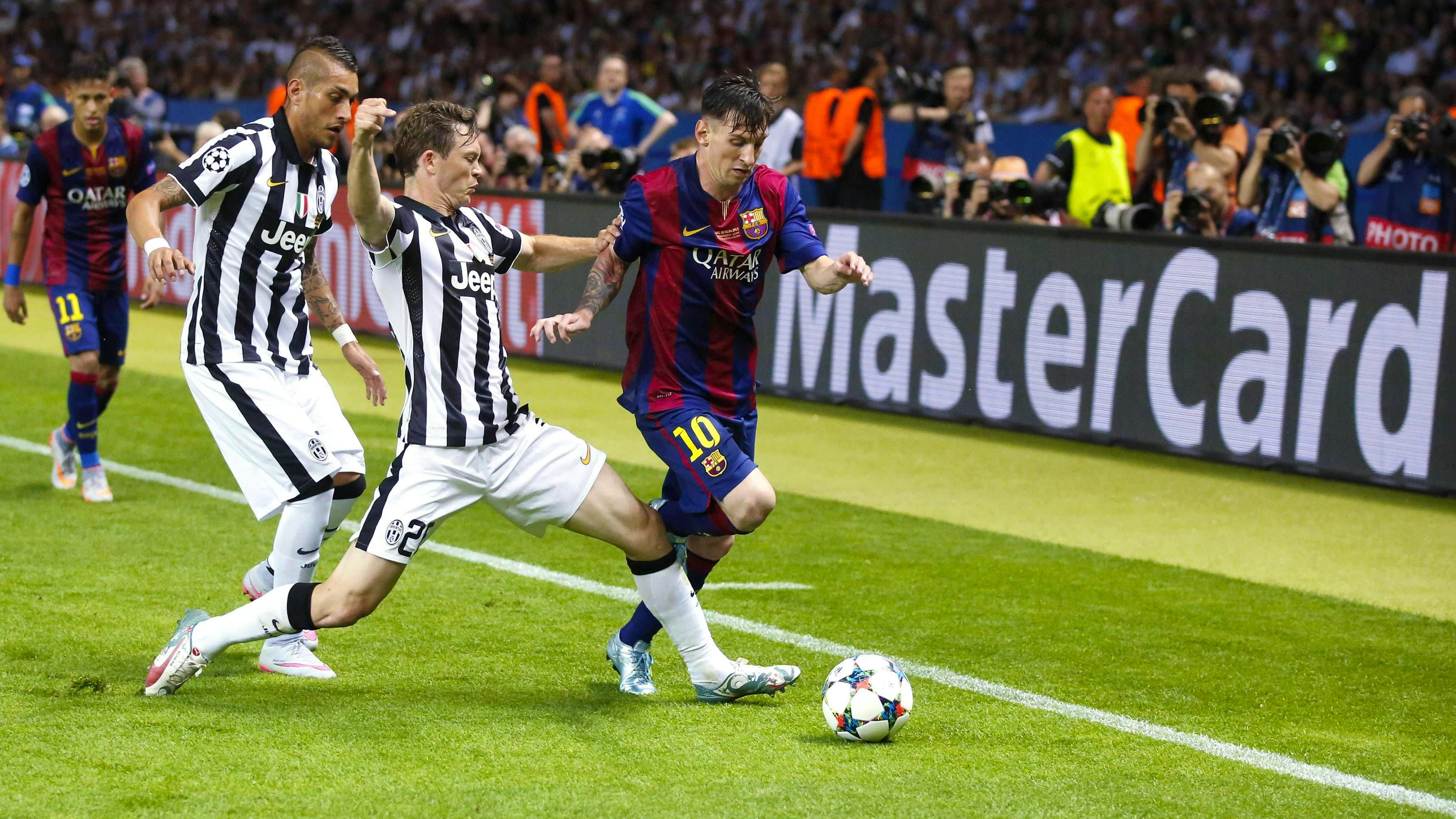 Stephan Lichtsteiner im Champions-League-Finale 2015 gegen Lionel Messi.