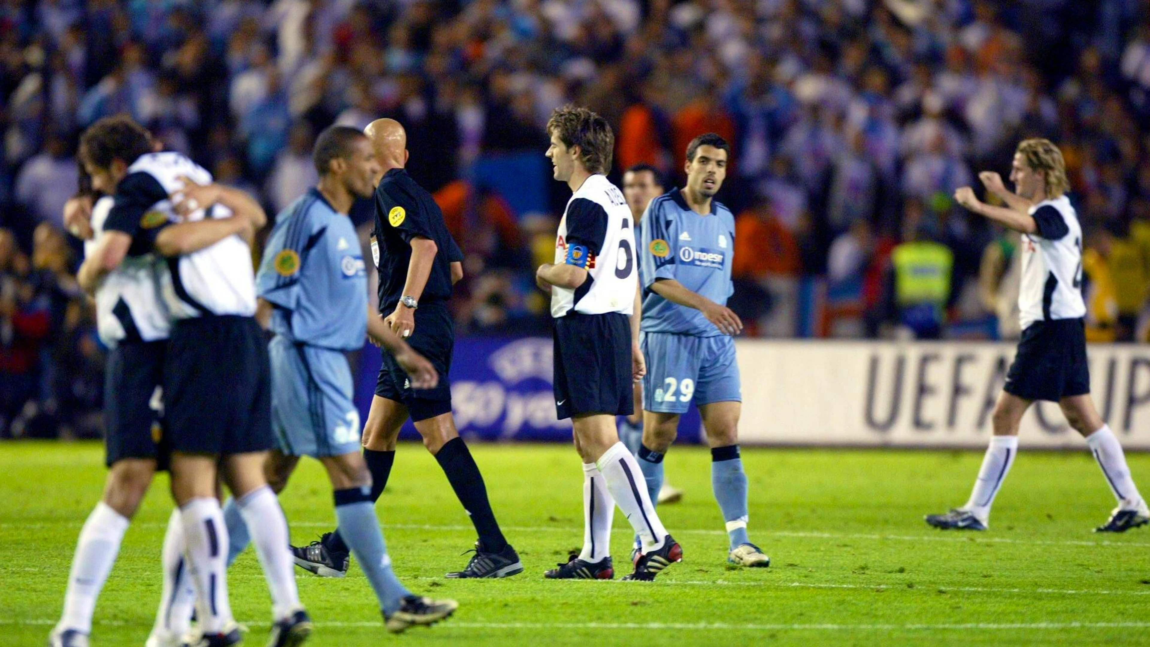 Fabio Celestini (Nummer 29) nach der Final-Niederlage gegen Valencia im Jahr 2004.