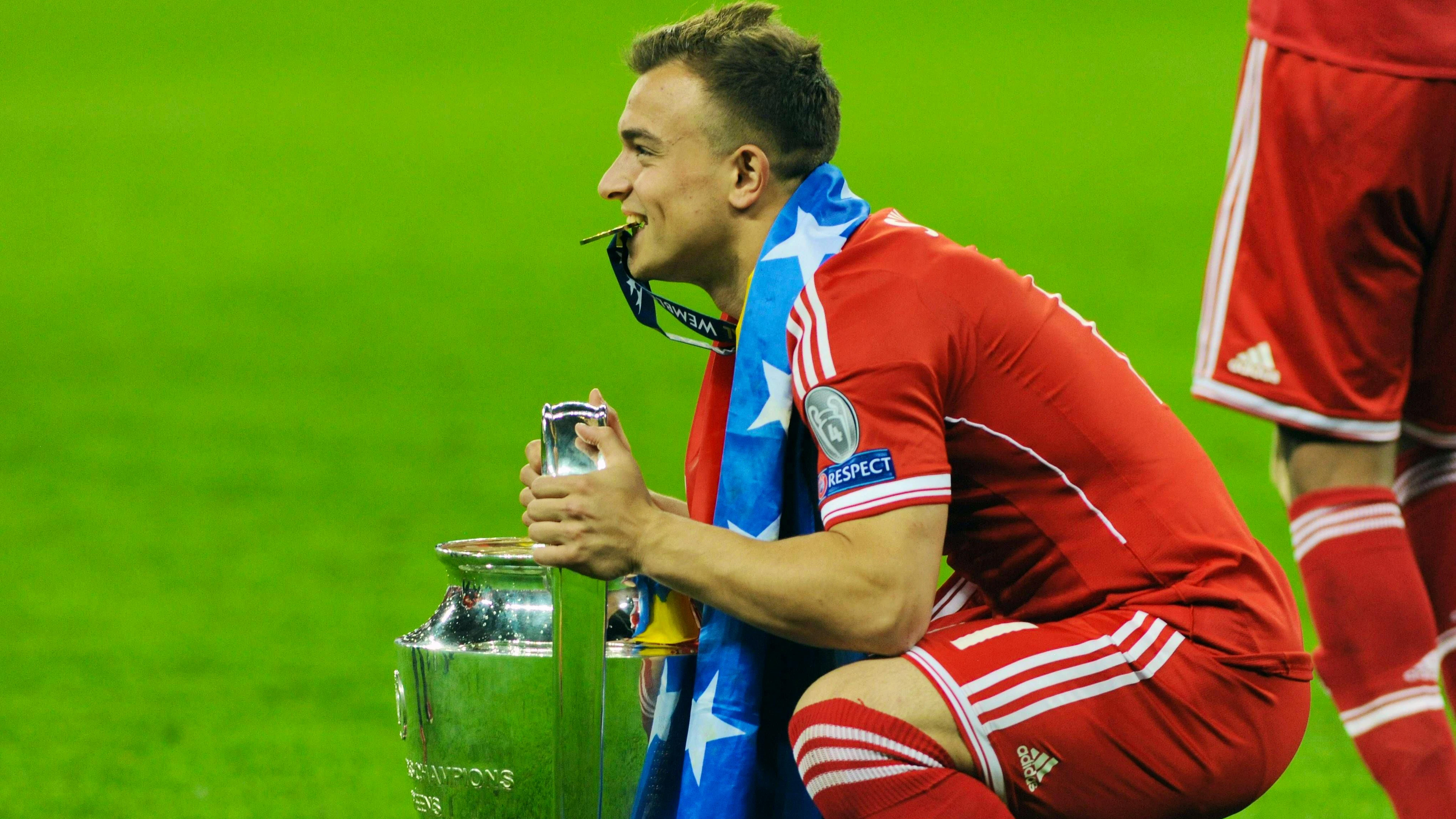 Shaqiri posiert 2013 mit dem Henkelpott.