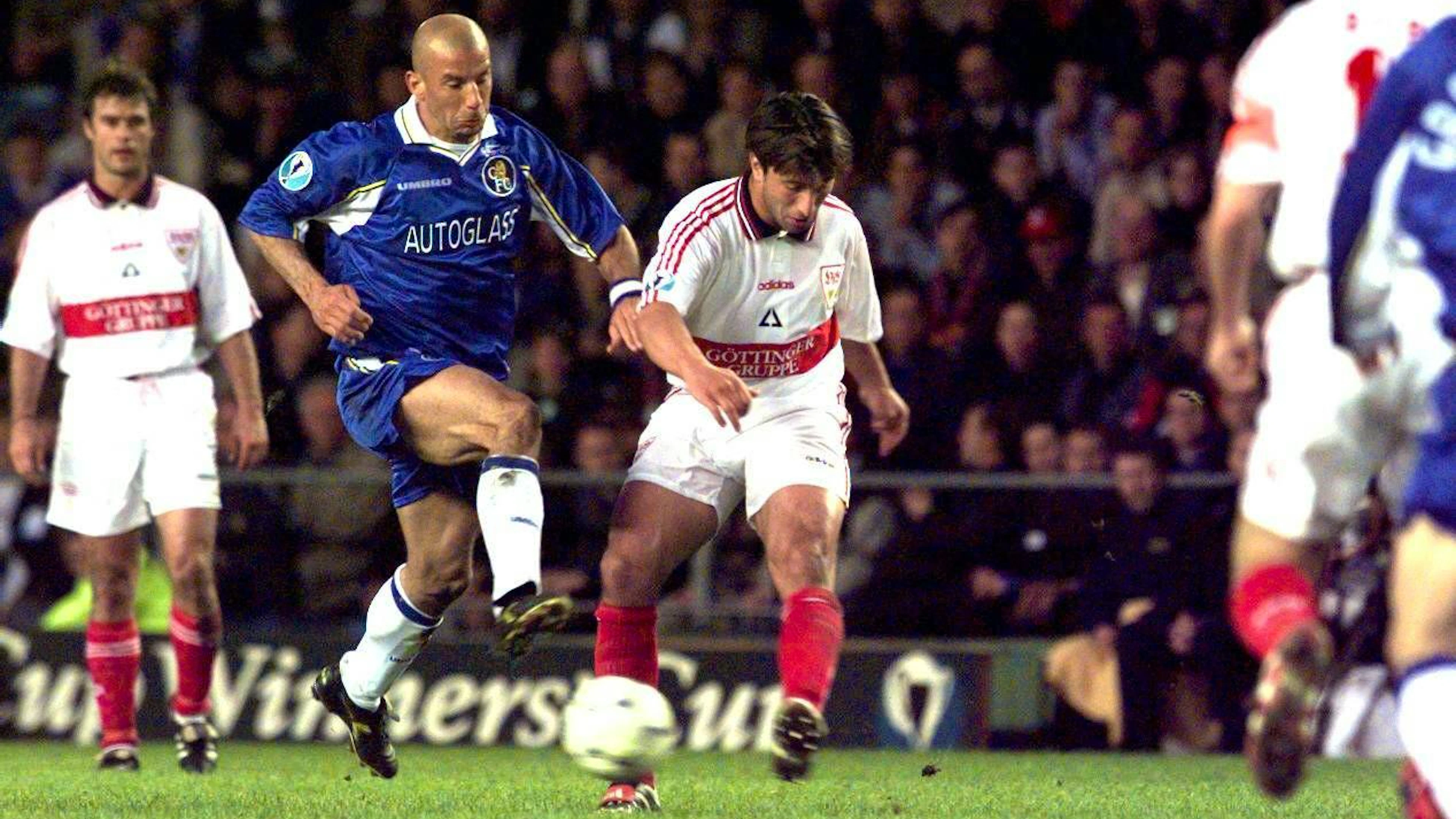 Murat Yakin bedrängt von Gianluca Vialli.
