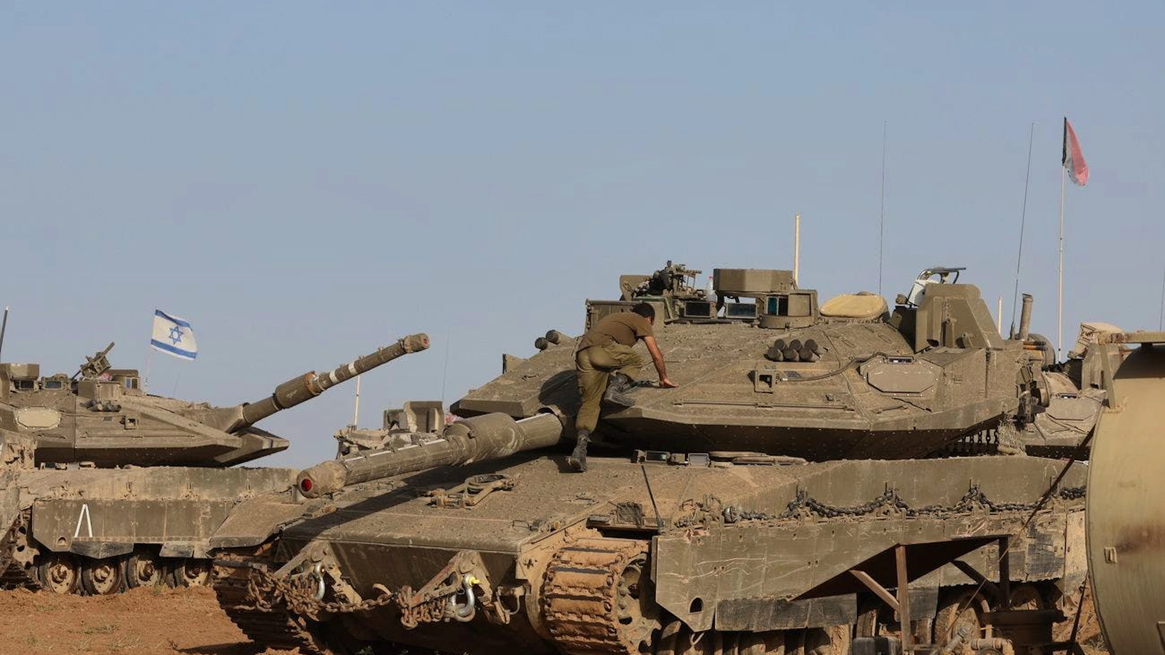 Veicoli militari israeliani radunati vicino alla recinzione di confine con la Striscia di Gaza, in una località non rivelata nel sud di Israele, 09 maggio 2024. Il 7 maggio, Israele ha dichiarato che le sue truppe hanno iniziato un'operazione che ha preso di mira i militanti di Hamas e le infrastrutture all'interno di aree specifiche della zona orientale di Rafah, assumendo il controllo operativo del valico di Rafah.