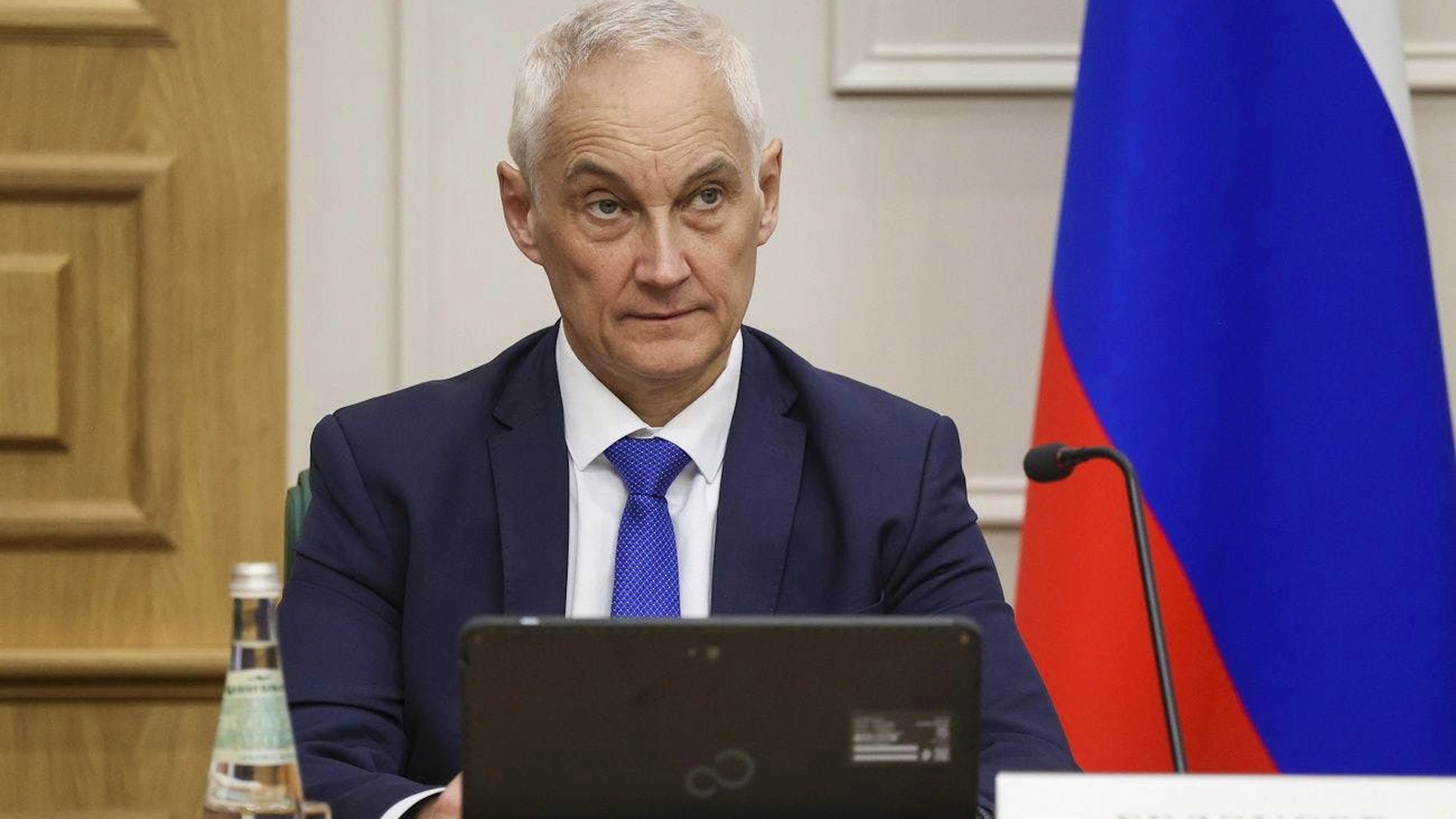 Una foto resa disponibile dal servizio stampa del Consiglio della Federazione russa mostra il candidato a Ministro della Difesa russo, Andrei Belousov, mentre partecipa a una riunione del Comitato per la Difesa e la Sicurezza del Consiglio della Federazione presso il Consiglio della Federazione, la camera alta del Parlamento, a Mosca, Russia, il 13 maggio 2024.