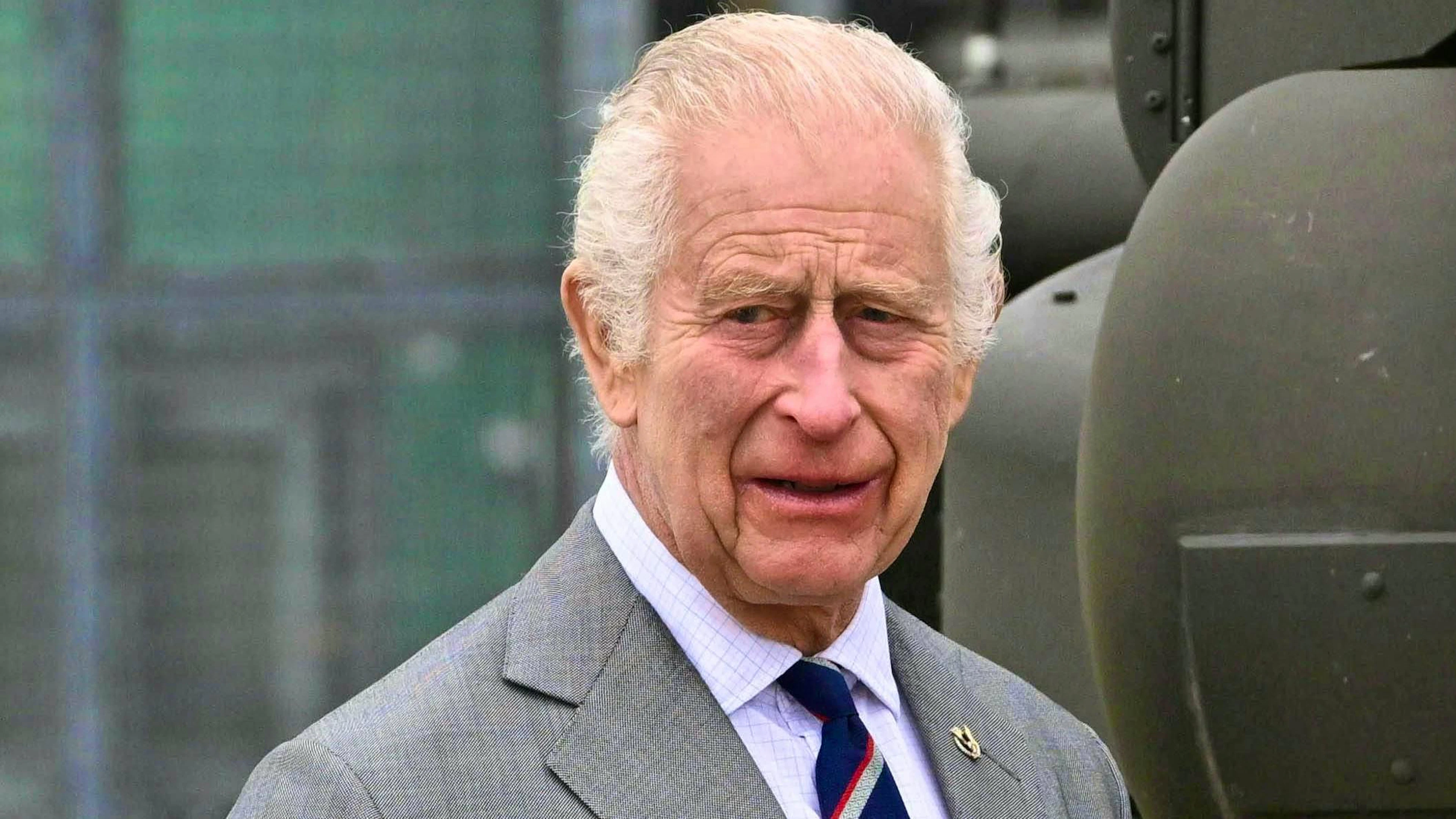 In occasione di un evento con l'esercito britannico, re Carlo III ha parlato di un effetto collaterale sperimentato durante il trattamento del cancro.