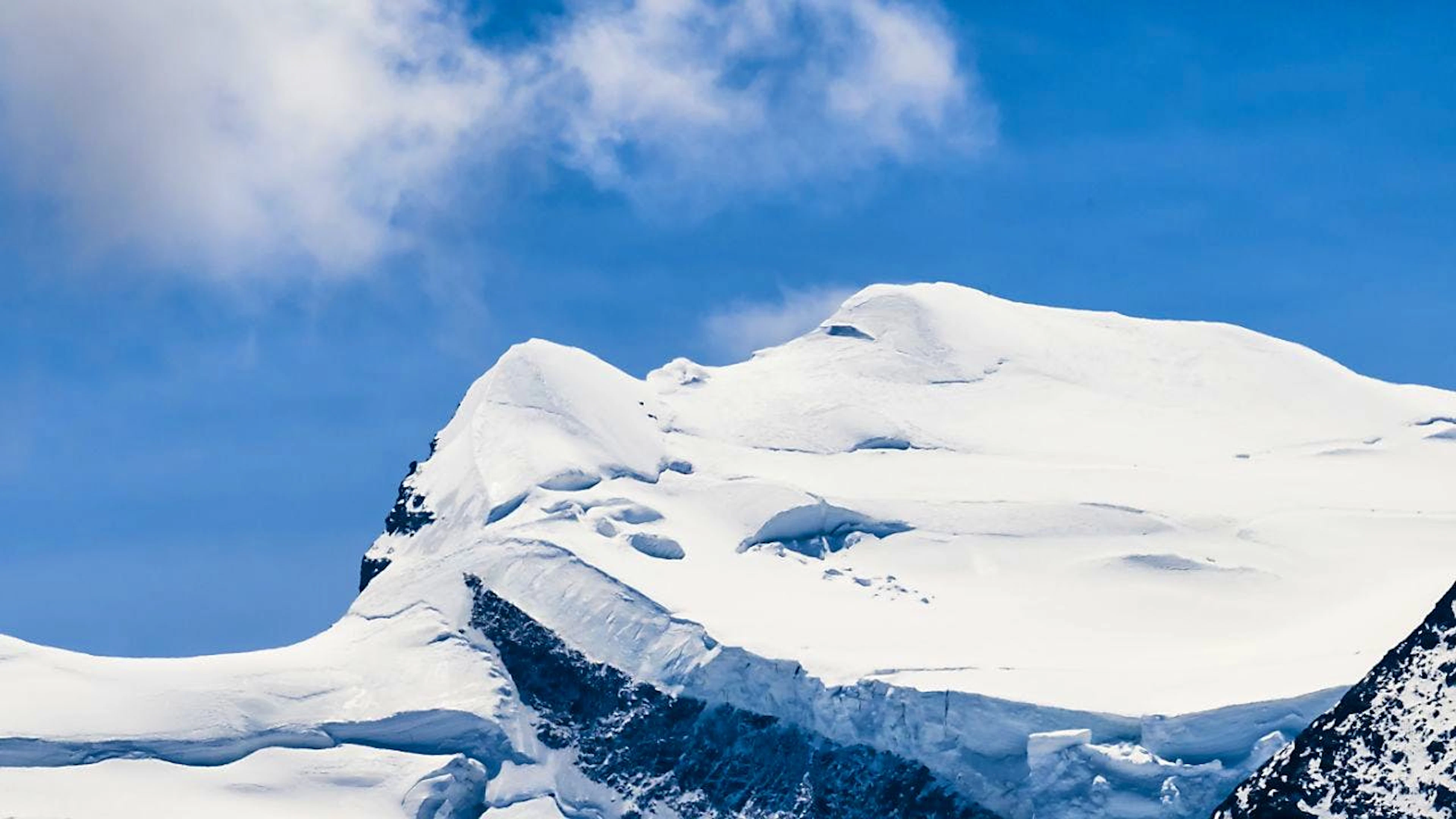 La cima del Grand Combin, nelle Alpi Vallesane. (immagine d'archivio e d'illustrazione)