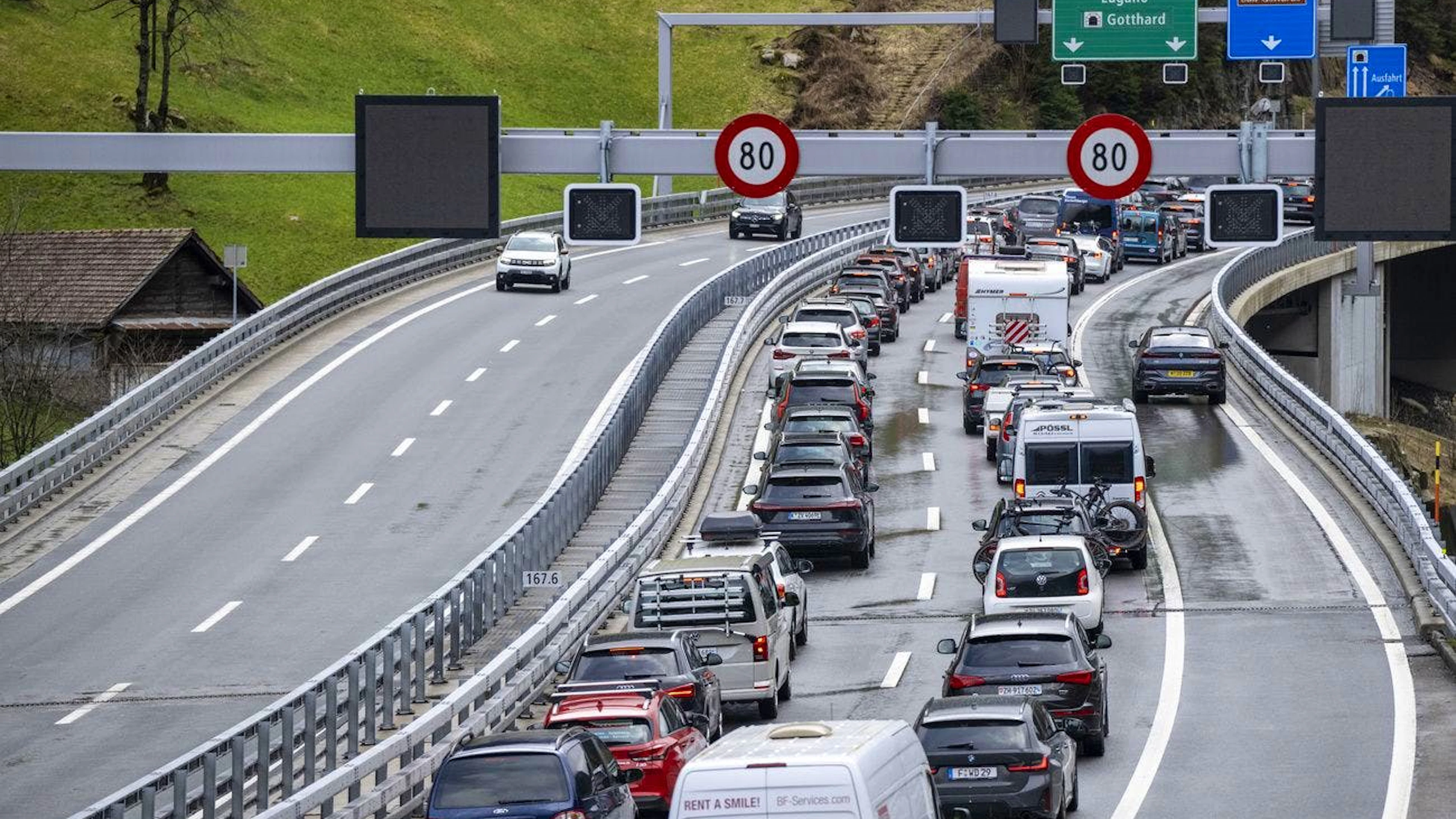 Hier hilft auch kein Fluchen und Hupen: Die Blechlawine kommt Richtung Gotthard einfach nicht vom Fleck. (Archivbild)