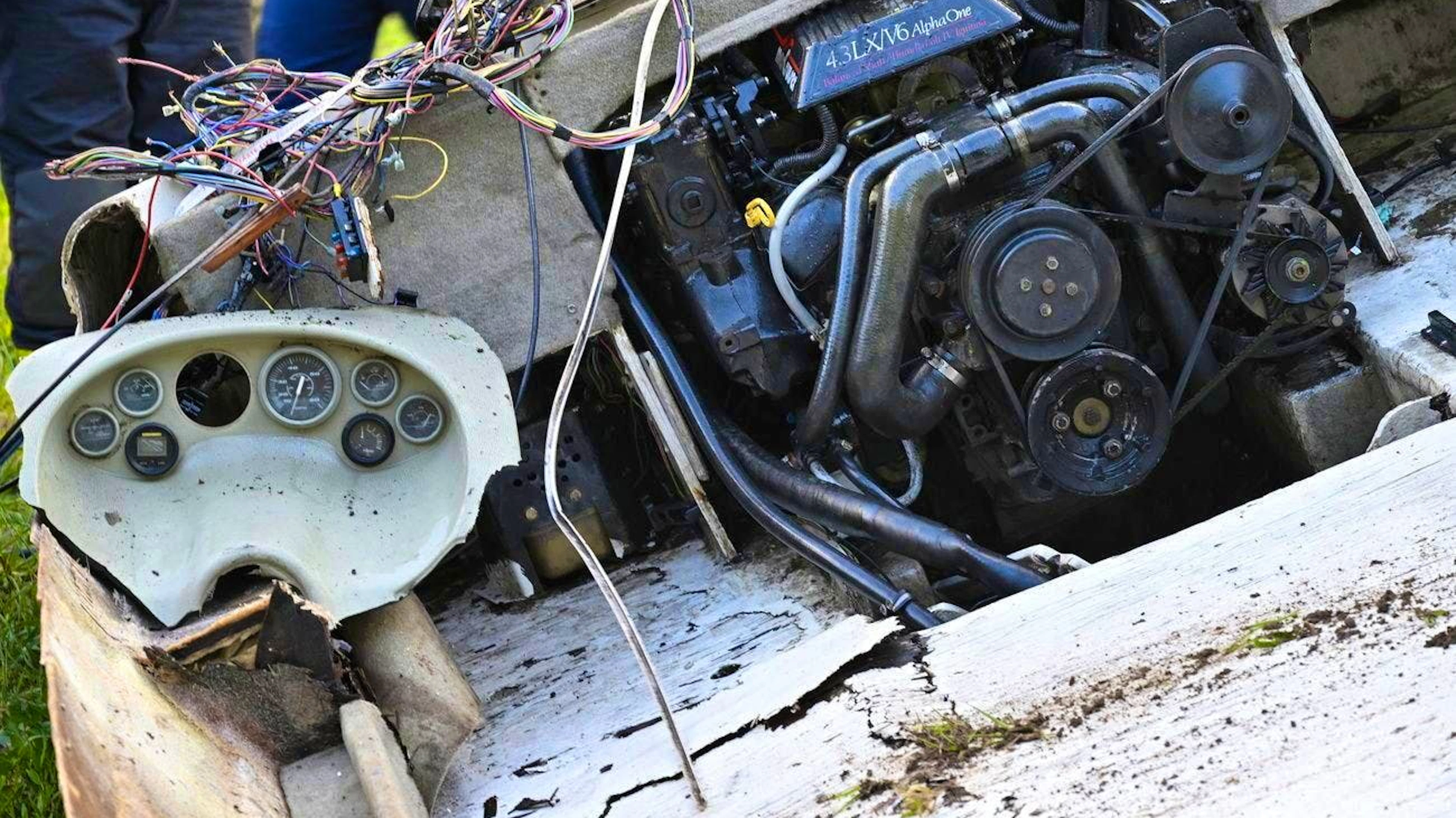 I resti del motoscafo danneggiato.