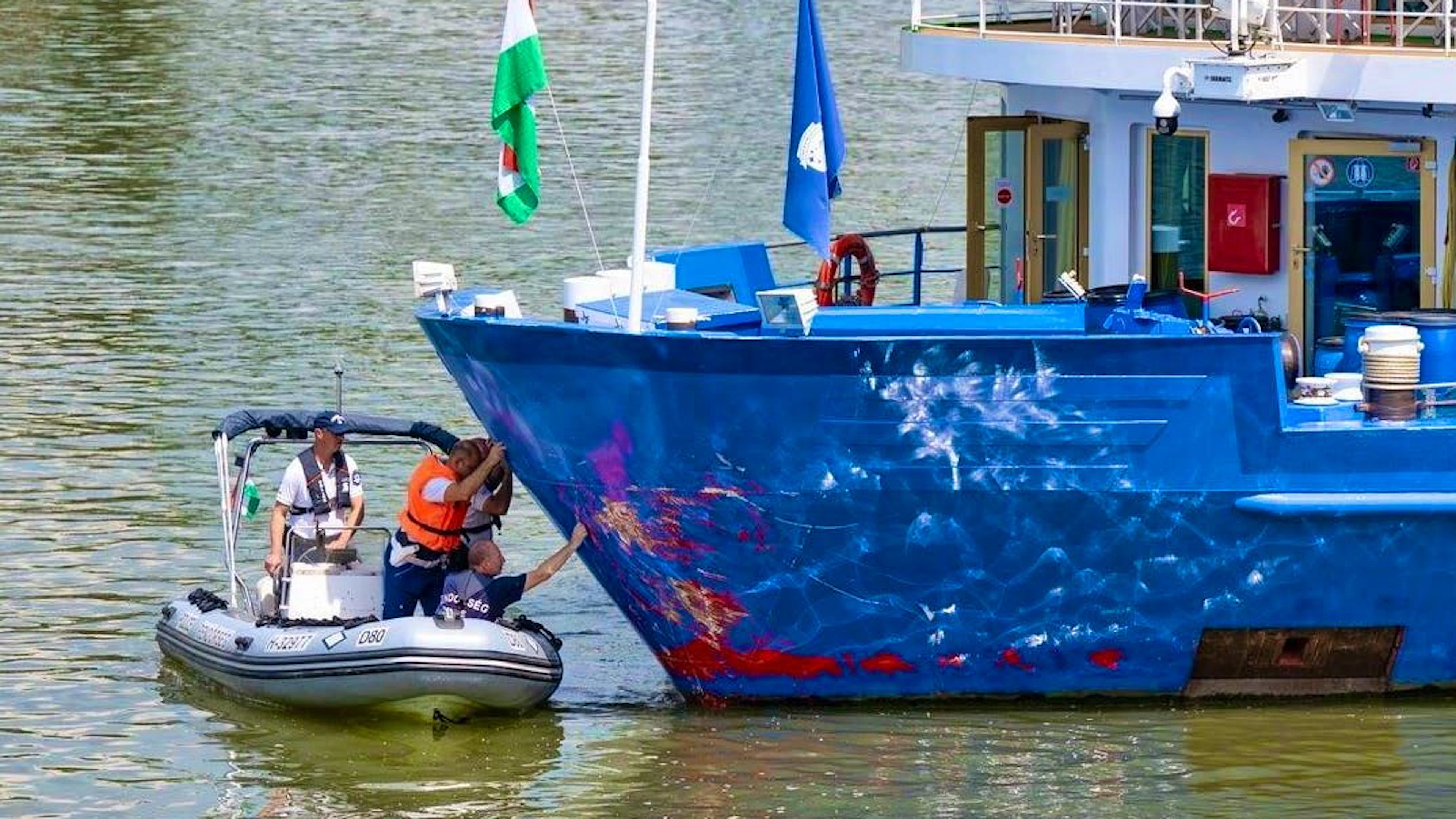 La prua della nave da crociera esaminata dagli esperti della polizia.